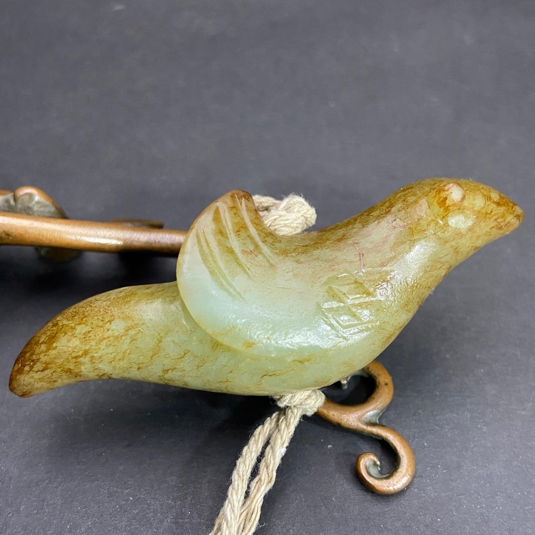 A delicate Hetian jade ancient jade bird handle piece: Exquisite Hetian jade ancient jade bird handle piece Size:83.8x31.3x27.8mm W: 0.063 kg (The Dimensions Of All Batches Are Manually Measured.If You Need More Detailed Information, Please Contact Our Cu