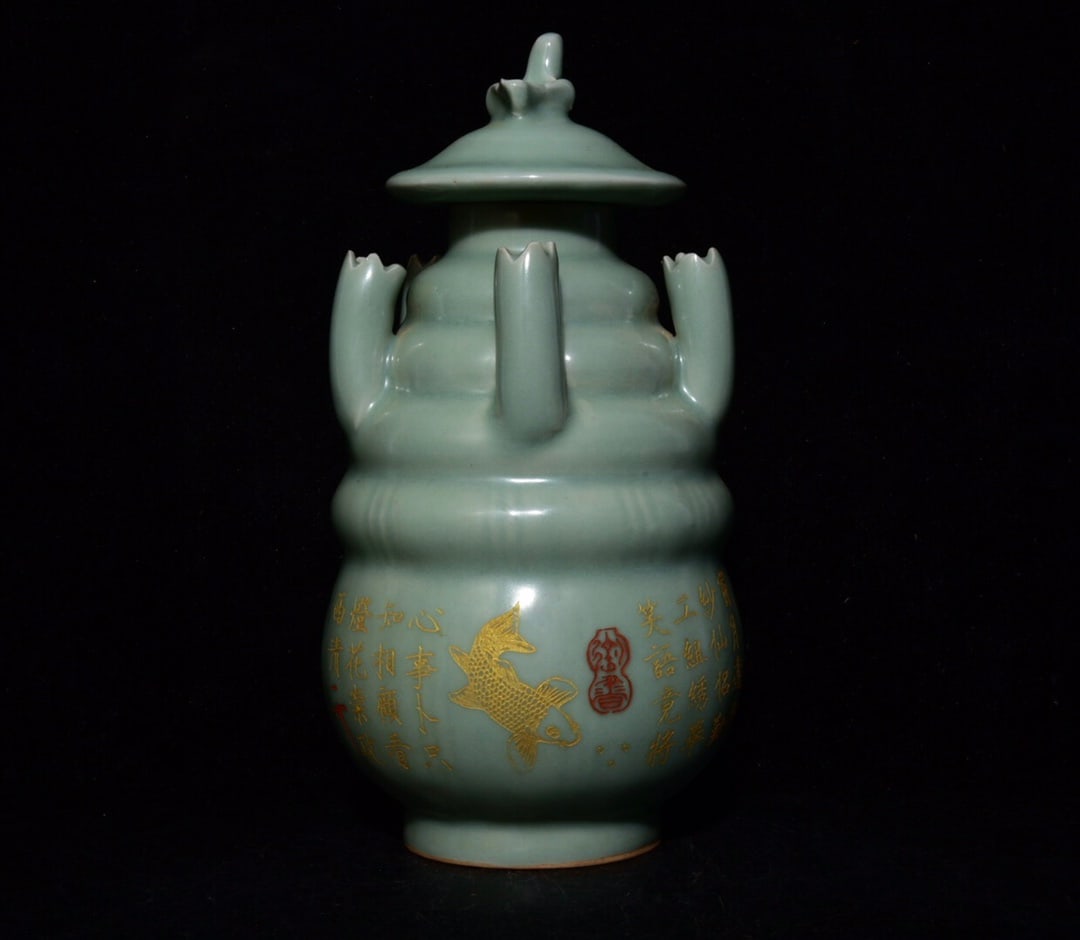 A Song Dynasty Longquan kiln jar with inscription and gold-painted five-tube lidded jars: A five-tube lidded jar from Longquan Kiln from the Song Dynasty, inscribed with gold and inscriptions Size:24.5x13cm (The Dimensions Of All Batches Are Manually Measured.If You Need More Detailed Info