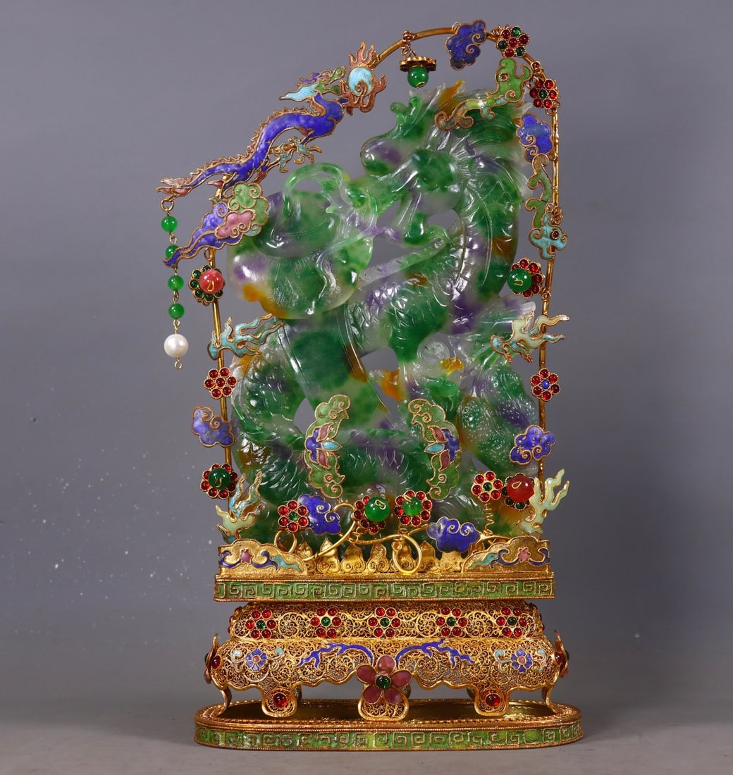A Qing Dynasty filigree gilded old jadeite Panlong Mountain Zi: Filigree gilt inlay from the Qing Dynasty with old jadeite coiling dragon mountain sons Size:H:34cm L:19cm W:8cm W:1.372kg (The Dimensions Of All Batches Are Manually Measured.If You Need More Detaile