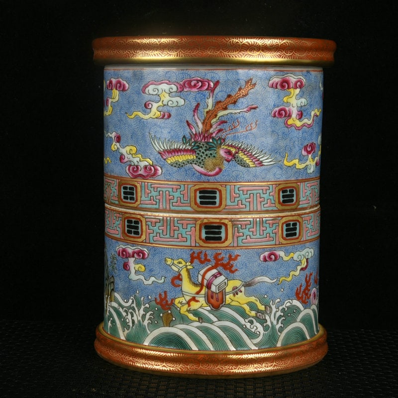 A Qing Dynasty Qianlong period enamel brush holder with gold-painted Bagua Bagua sea and sea beast: A rotating brush pot made during the Qianlong period of the Qing Dynasty, featuring enamel and painted gold trigrams with sea and sea creatures, phoenix motifs Size: H: 15.5 cm x D: 12.2 cm (The Dimen