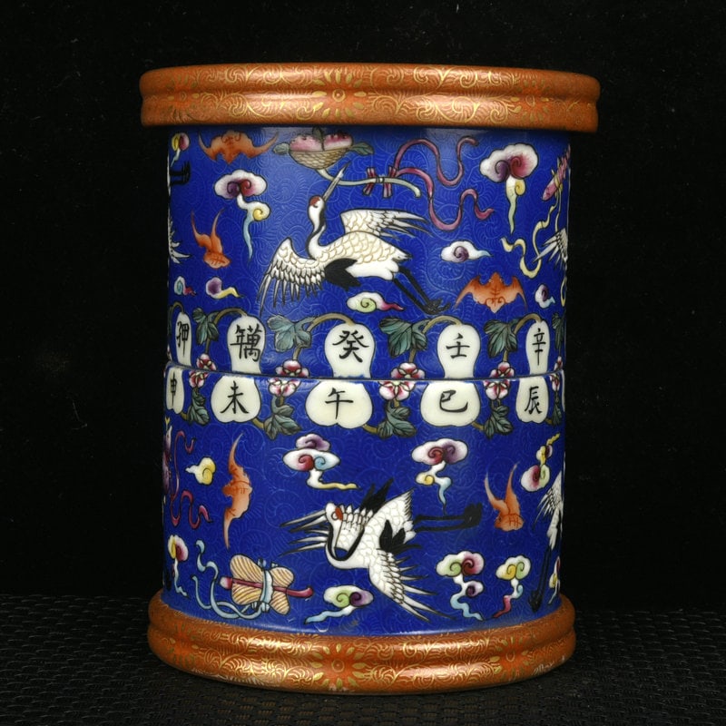 A Qing Dynasty Qianlong period with orchid and creeping enamel painted with gold-painted heavenly: A brush holder made during the Qianlong period of the Qing Dynasty, featuring orchid and enamel painted with gold, heavenly stems and earthly branches, cranes holding eight treasures, and rotating bru