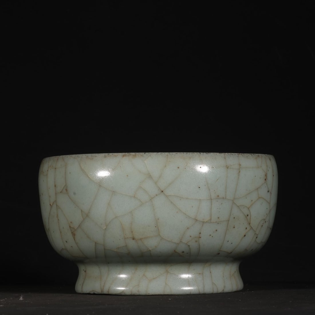 A Song Dynasty official kiln celadon with a bent-waist straight-edge wash (1 of 8)