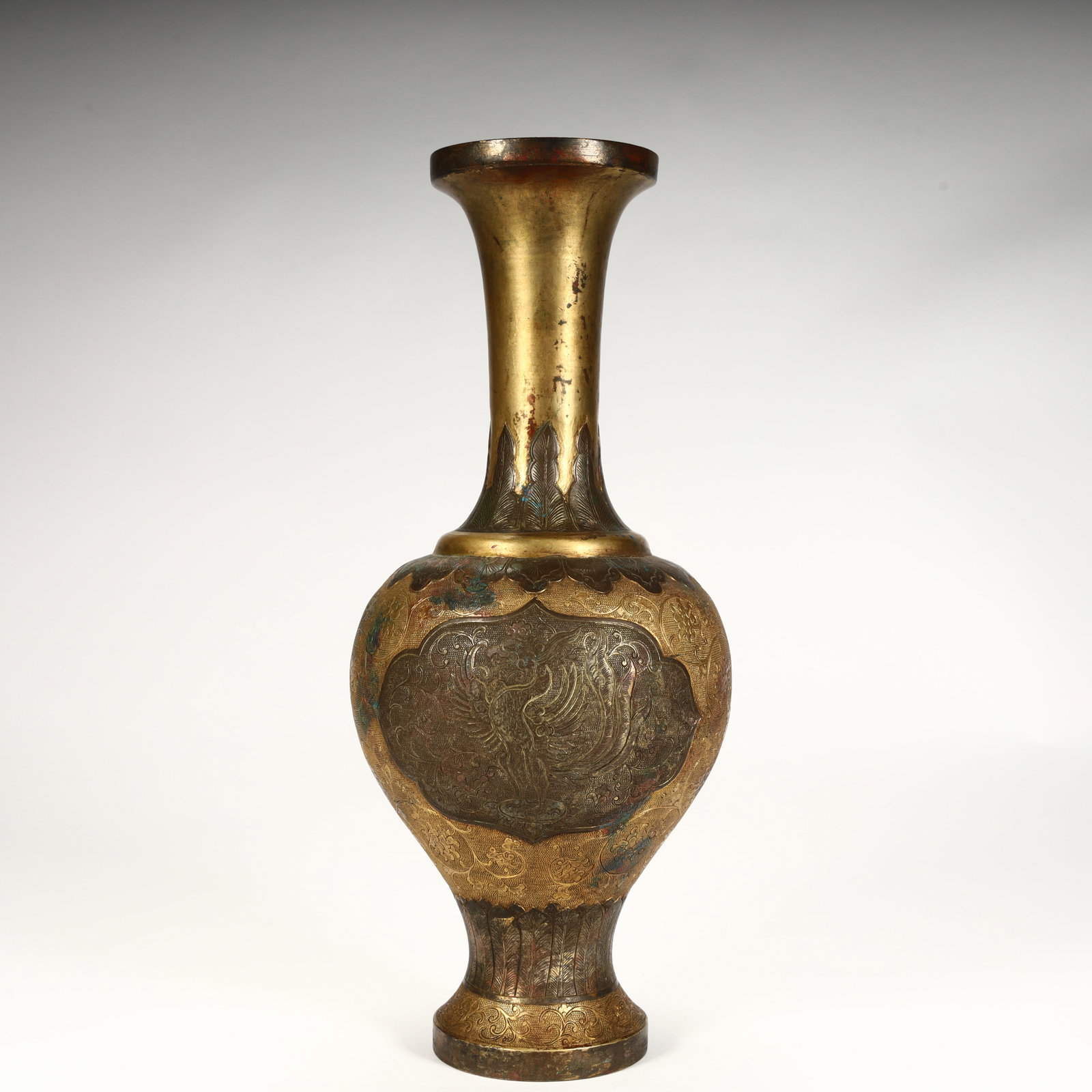 A Tang Dynasty Gilded Consecrated Phoenix Vase: A gilded consecrated phoenix-patterned vase from the Tang Dynasty SIZE: H:25cm L: 11cm W:11cm W:787g (The Dimensions Of All Batches Are Manually Measured.If You Need More Detailed Information, Please 