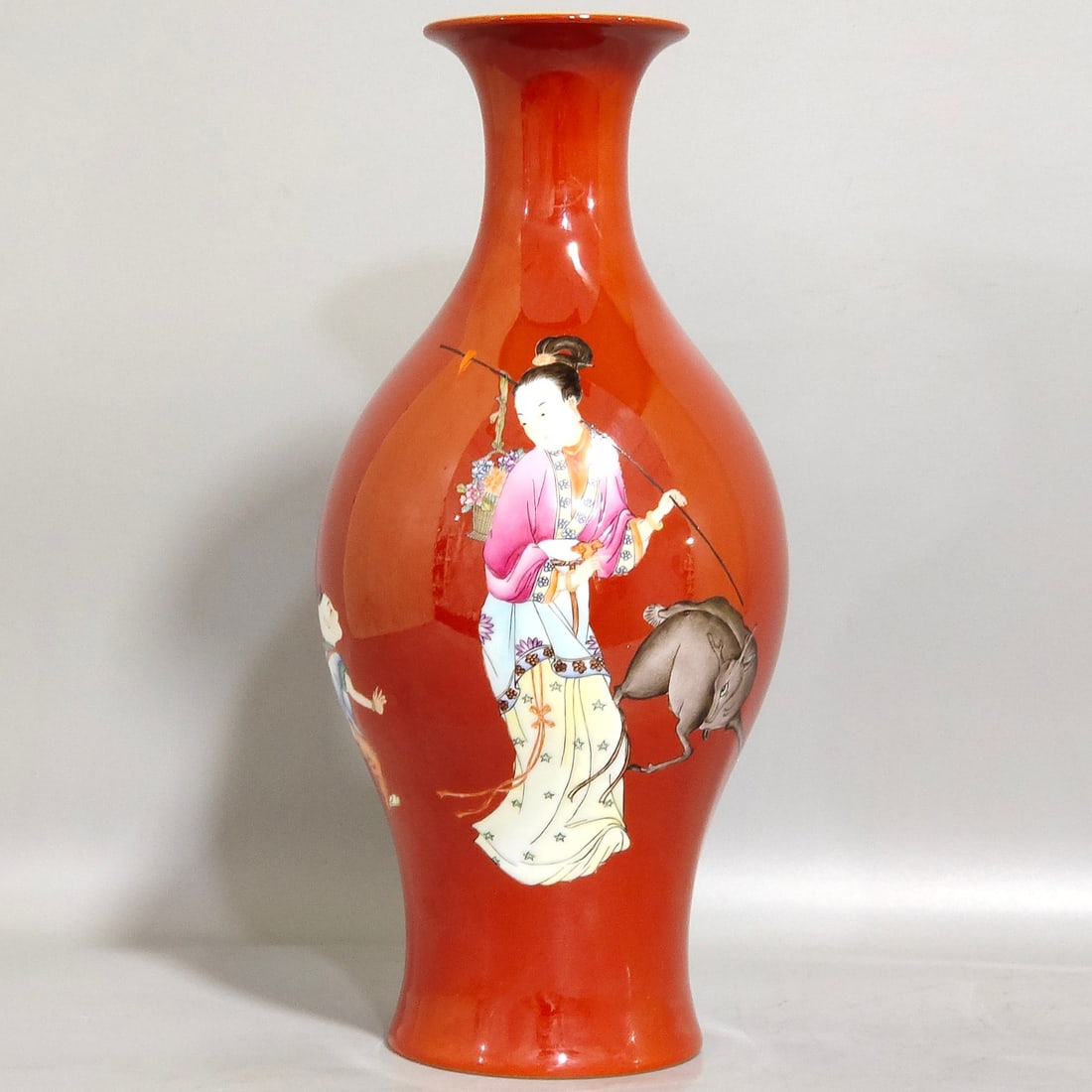A Qing Dynasty Yongzheng period olive vase featuring stories of red figures: An olive vase featuring stories of red figures made during the Yongzheng period of the Qing Dynasty Size:24x11 cm (The Dimensions Of All Batches Are Manually Measured.If You Need More Detailed Informa