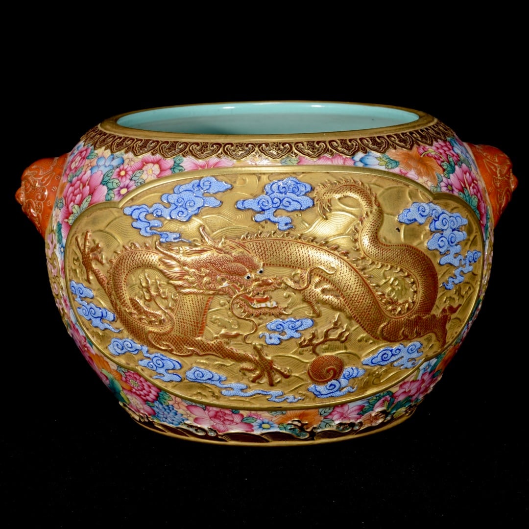 A Qing Dynasty Qianlong period apple jar with a myriad flowers window dragon pattern and beast-head: A myriad flower window dragon motif with a beast-head apple jar made during the Qianlong period of the Qing Dynasty Size:12x21cm (The Dimensions Of All Batches Are Manually Measured.If You Need More D