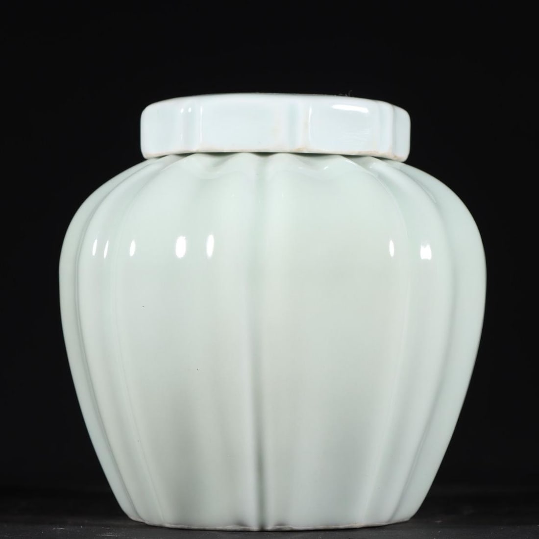 A powder-green glazed melon-edged lid jar made during the Yongle period of the Ming Dynasty (1 of 5)