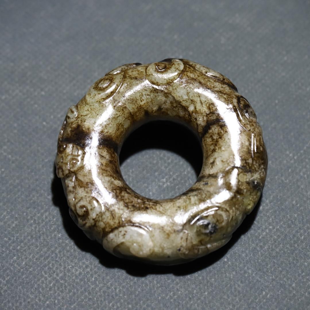 A delicate old Hetian jade ring with a chi dragon pattern (1 of 9)