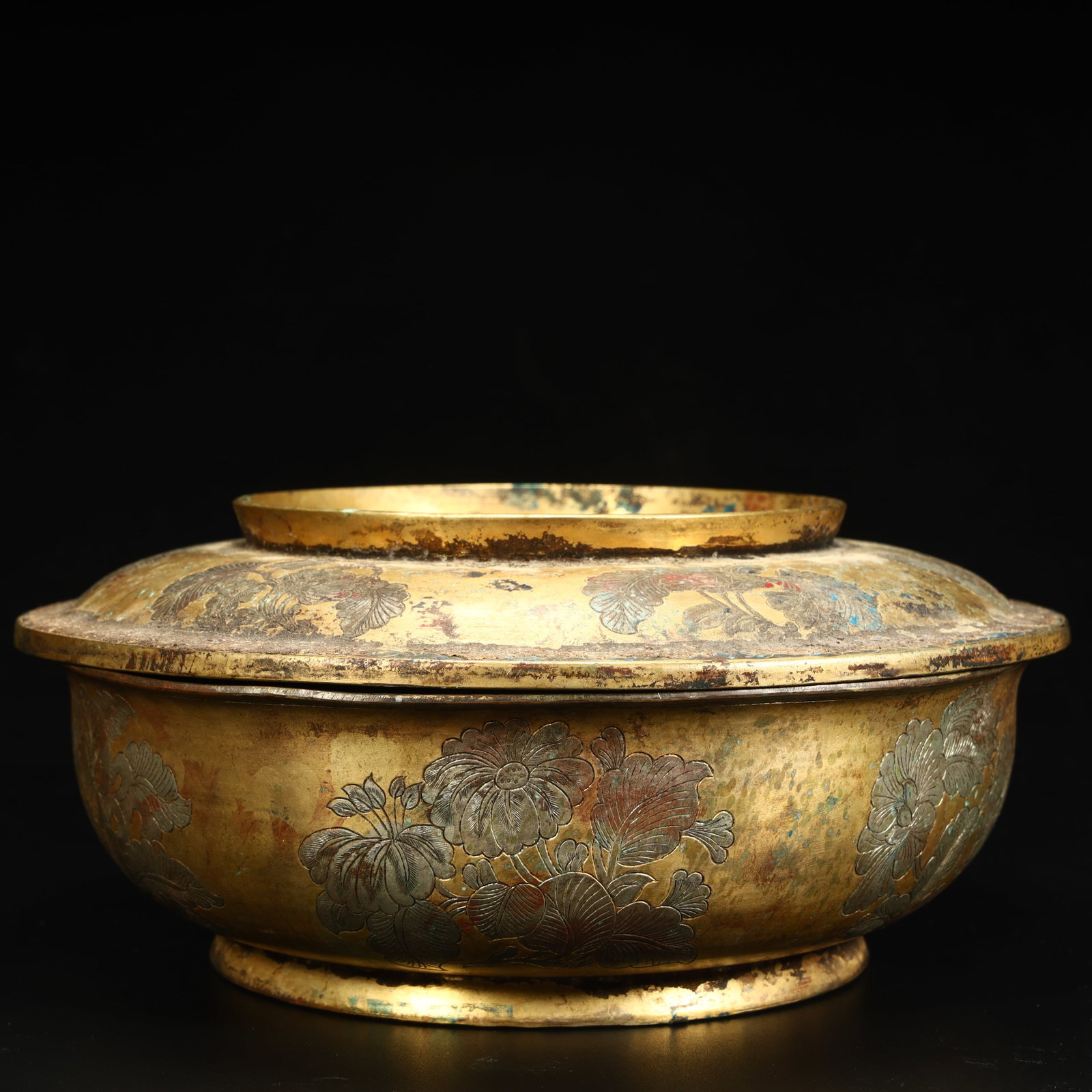 A beautifully crafted copper gaiwan with gilt floral patterns: Exquisite gilt bronze floral gaiwan SIZE: H:10cm L: 22cm W:22cm W:2kg (The Dimensions Of All Batches Are Manually Measured.If You Need More Detailed Information, Please Contact Our Customer Service Be