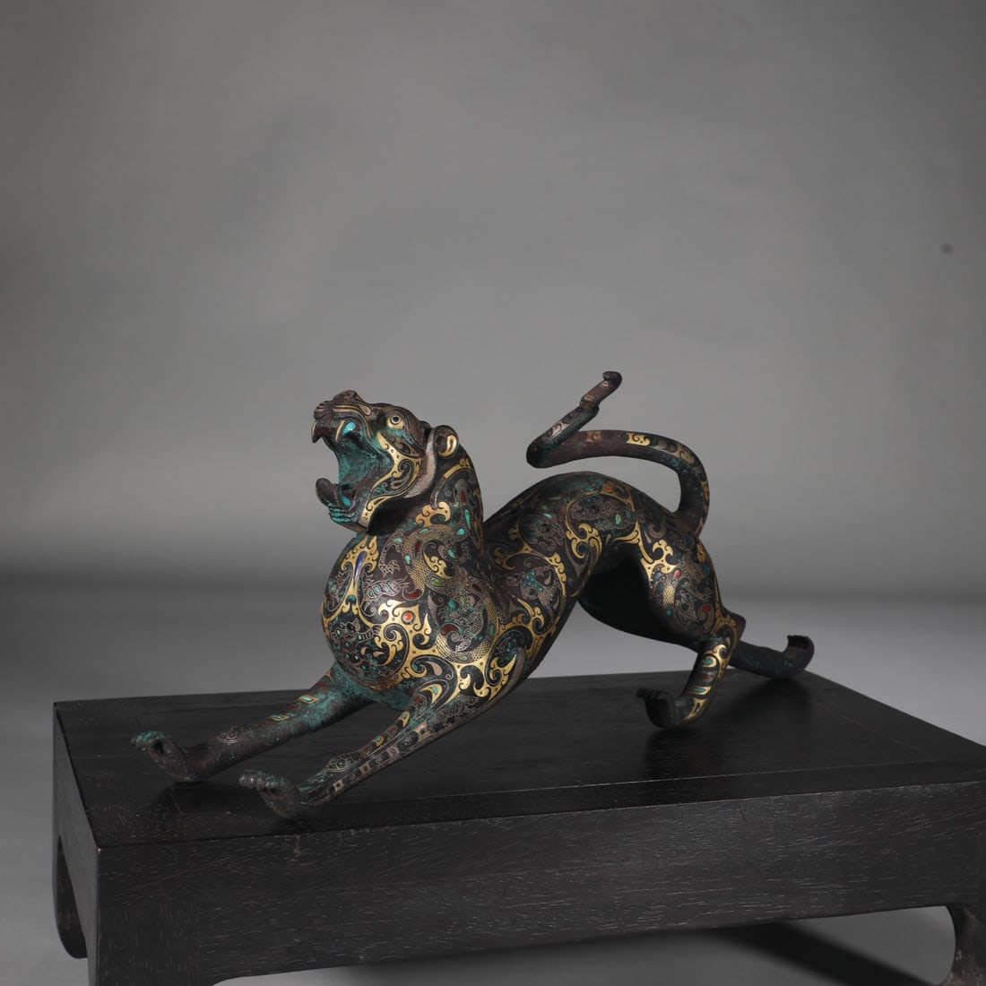A bronze gold-inlaid silver chihu from the Warring States period: Bronze gilded silver chihu from the Warring States period Size:H:16.8cm W:38.3cm W:2.05kg (The Dimensions Of All Batches Are Manually Measured.If You Need More Detailed Information, Please Contact Our