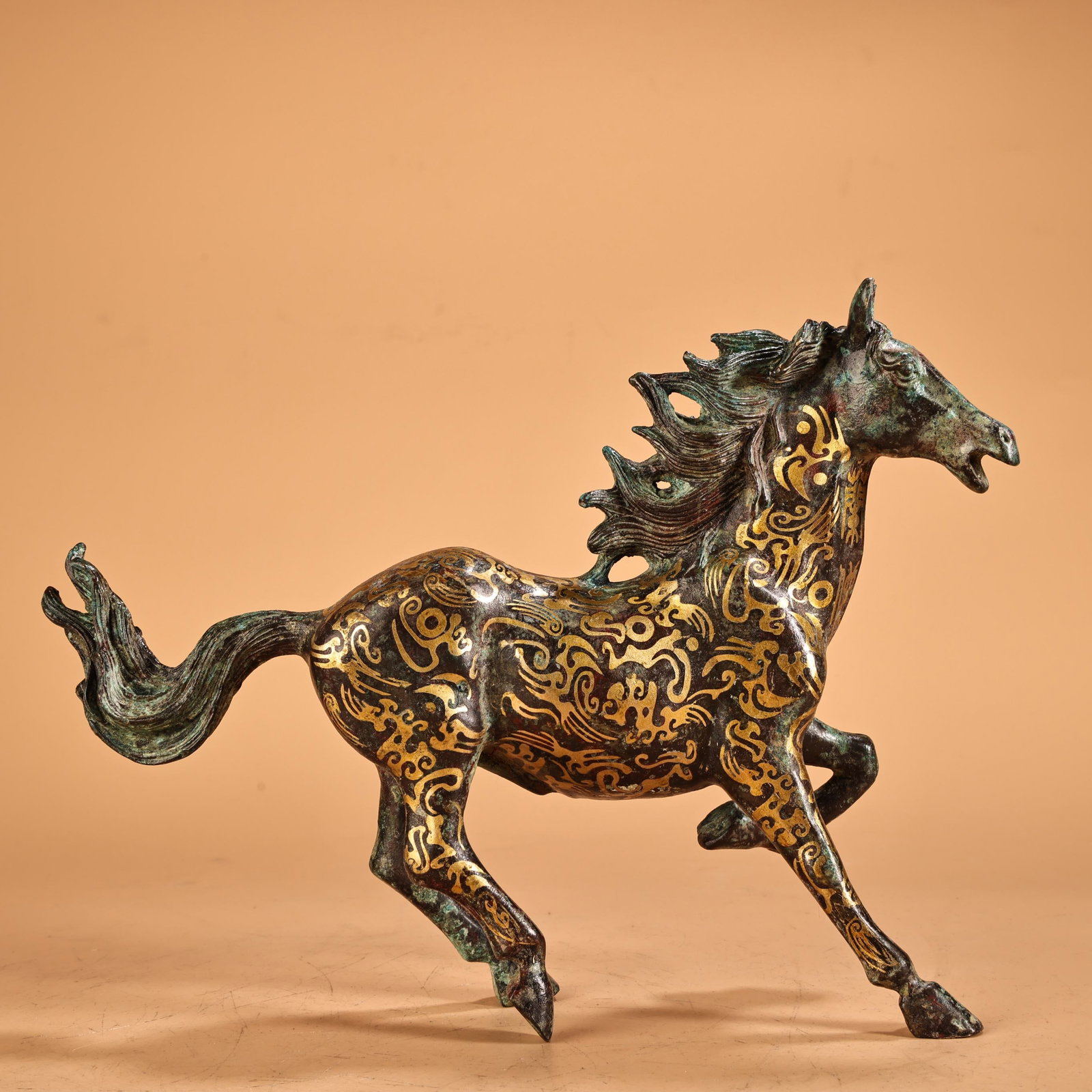 A finely crafted bronze piece inlaid with gilt galloping horses: Exquisite bronze inlaid galloping horses Size: H: 17 cm x T: 23 cm W: 1 kg (The Dimensions Of All Batches Are Manually Measured.If You Need More Detailed Information, Please Contact Our Customer Servi