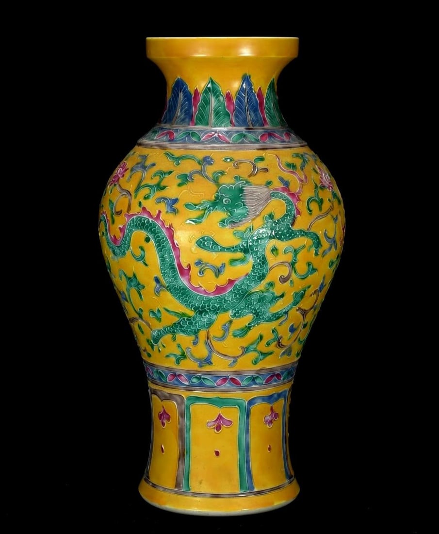 A Qing Dynasty Guangxu period enamel appreciation vase with colorful dragon and phoenix auspicious: A faded ornamental appreciation vase with dragon and phoenix auspicious decoration made during the Guangxu period of the Qing Dynasty Size:35x20cm (The Dimensions Of All Batches Are Manually Measured.