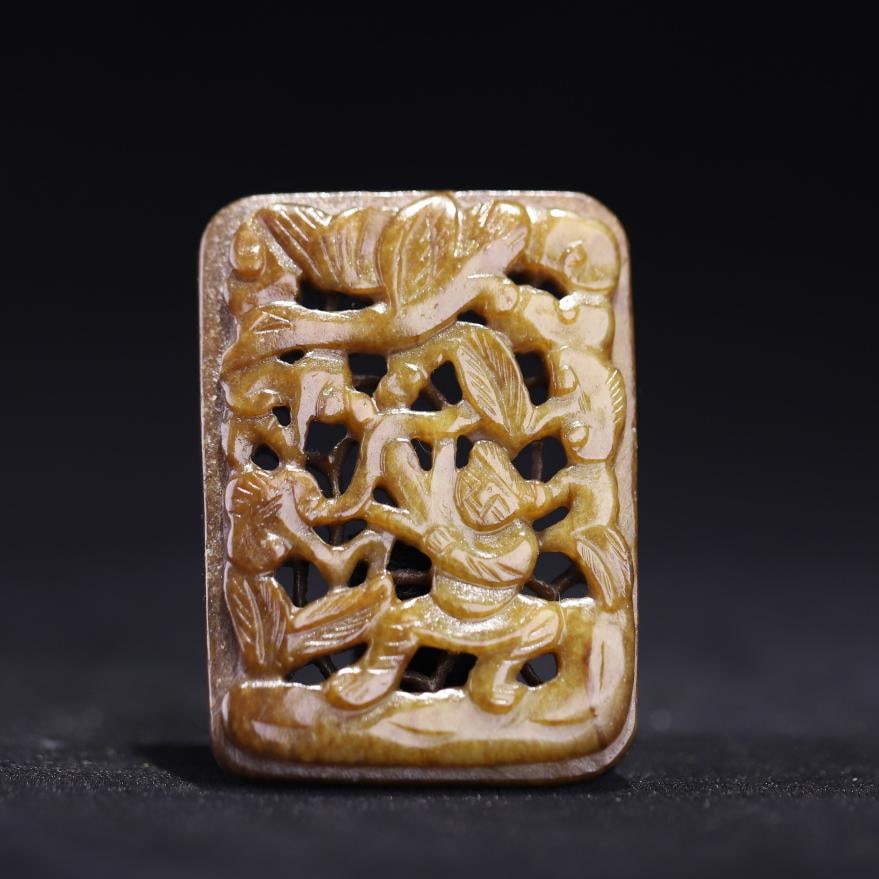 A Qing Dynasty jade openwork carved figure pattern band: A Qing dynasty jade openwork carved figure patterned band Size:6.1 cm x4.4 cm x0.85 cm W: 0.04 kg (The Dimensions Of All Batches Are Manually Measured.If You Need More Detailed Information, Please Con