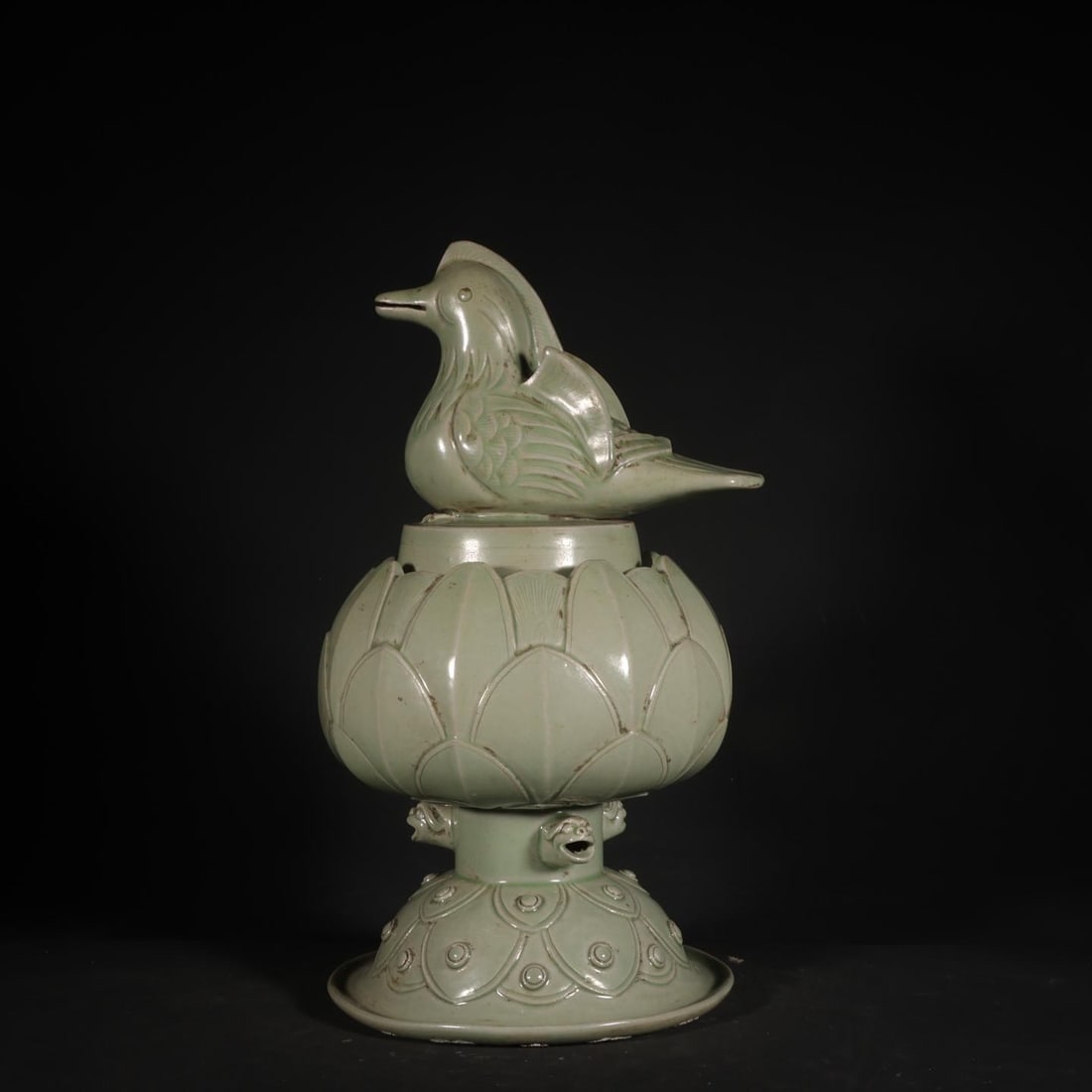 A secret celadon celadon relief banana leaf pattern and bird-shaped incense burner from the Five (1 of 8)