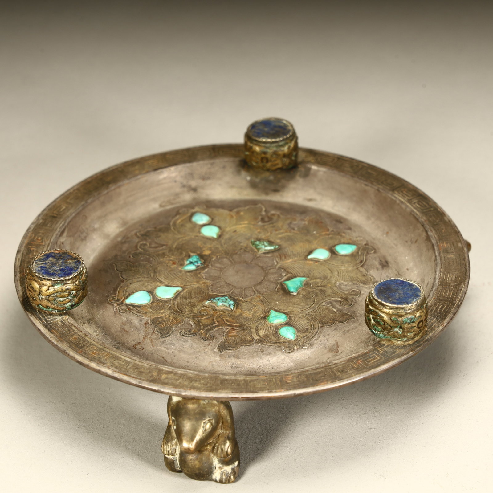 A Qing Dynasty silver-gilt inlaid treasure beast foot tray: Qing Dynasty silver-gilt inlaid treasure beast foot tray SIZE: H:3.5cm L: 13cm W:13cm W:347.5g (The Dimensions Of All Batches Are Manually Measured.If You Need More Detailed Information, Please Contac