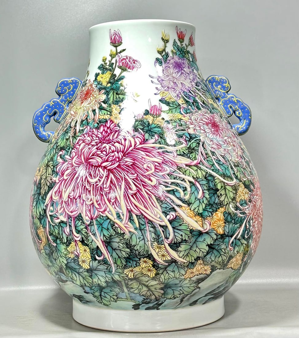 A finely crafted enamel two-handled zun with colorful chrysanthemum patterns (1 of 9)