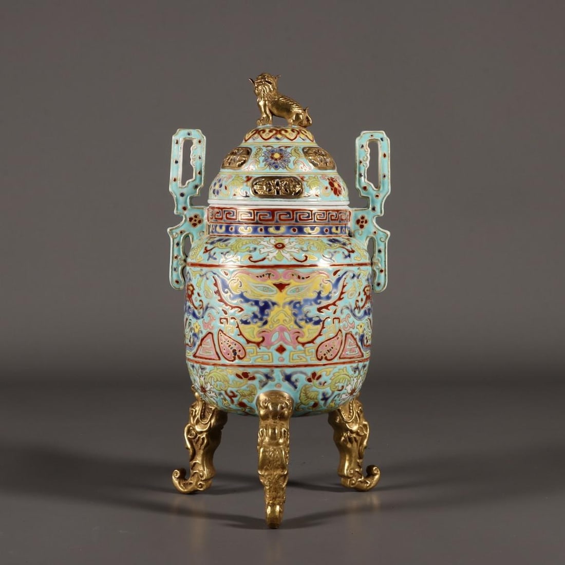 A gold-thread enamel three-legged incense burner made during the Qianlong period of the Qing Dynasty: A gold-thread enamel three-legged incense burner made during the Qianlong period of the Qing Dynasty Size: H: 22 cm x Belly diameter: 12 cm (The Dimensions Of All Batches Are Manually Measured.If You 