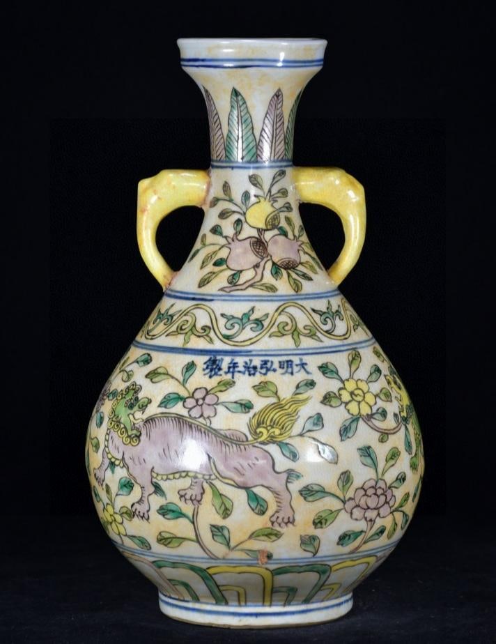 A plain sancai double-handled vase with beast-patterned floral and fruit patterns made during the: A plain sancai two-handled vase with beast-embroidered floral and fruit patterns made during the Hongzhi period of the Ming Dynasty Size:35x22cm (The Dimensions Of All Batches Are Manually Measured.If