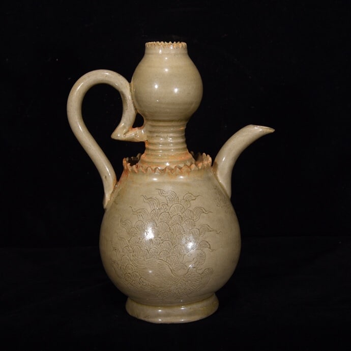 A beautiful celadon teapot with phoenix patterns (1 of 9)