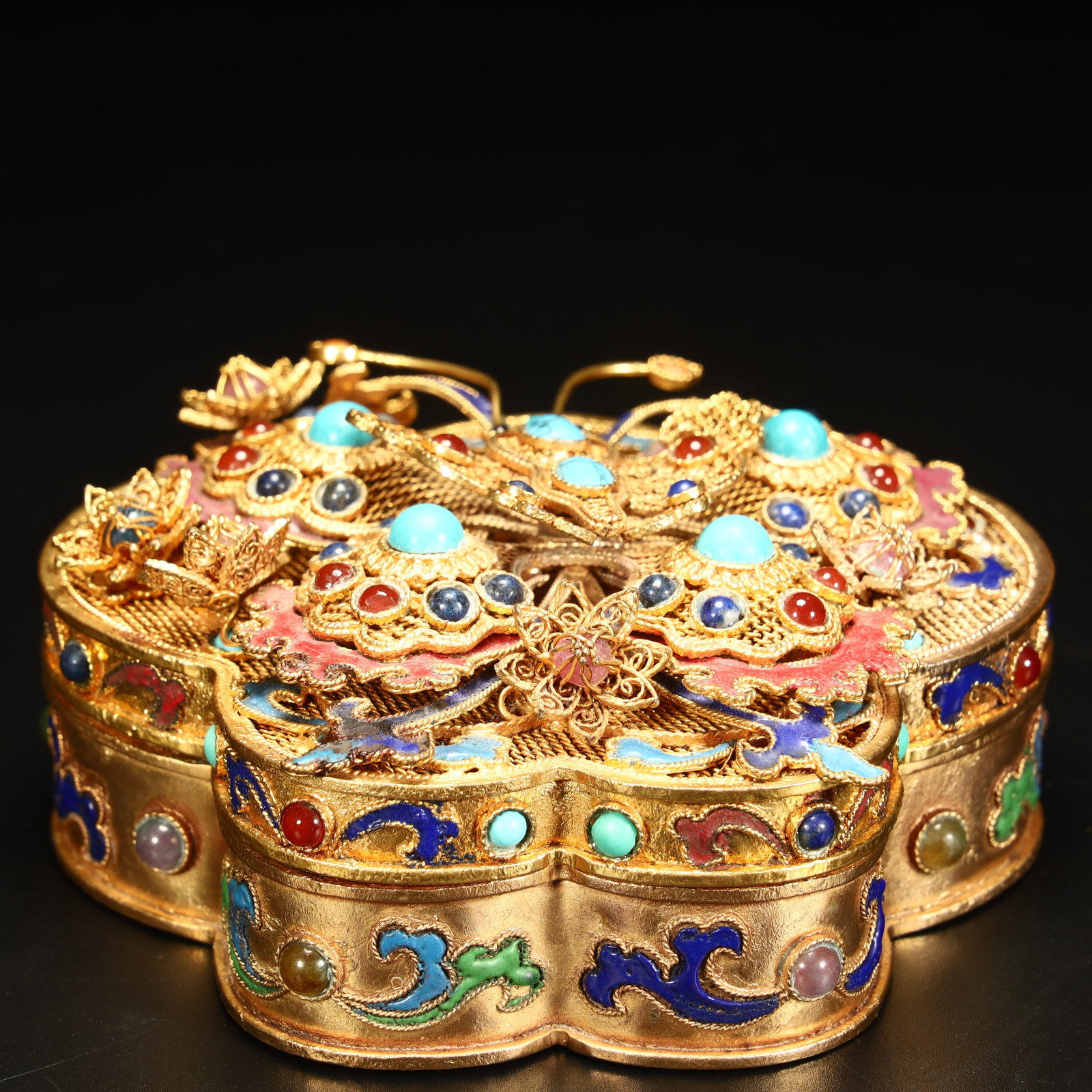 A Qing Dynasty gold-inlaid silk inlaid incense box with blue incense boxes: A Qing dynasty gold-threaded inlaid inlaid blue incense box SIZE: H:5cm L: 11.5cm W:10cm W:222g (The Dimensions Of All Batches Are Manually Measured.If You Need More Detailed Information, Please Conta