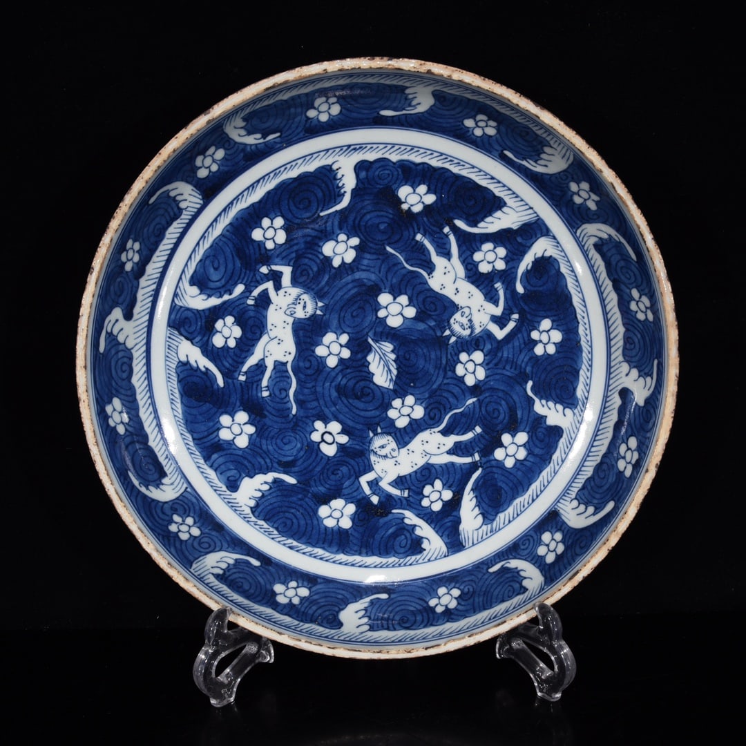 A Yuan Dynasty blue-and-white plate with Pegasus motif: A blue-and-white plate with Pegasus motifs from the Yuan dynasty Size:5.5x28cm (The Dimensions Of All Batches Are Manually Measured.If You Need More Detailed Information, Please Contact Our Customer S
