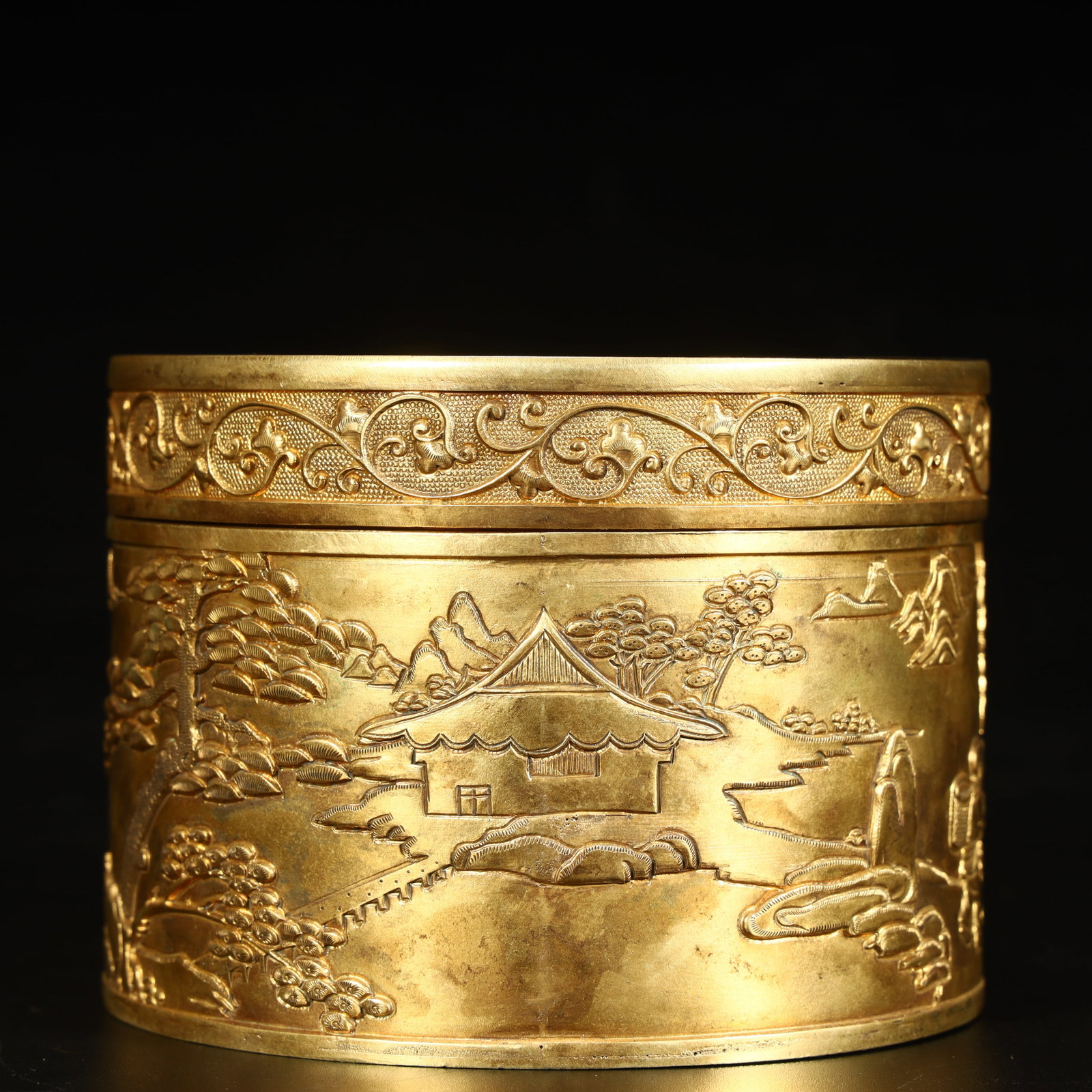 A Qing Dynasty copper lid box with gilt and engraved landscape patterns: Qing Dynasty copper lid box with gilt and engraved landscape patterns SIZE: H:7.5cm L: 10cm W:10cm W:486.7g (The Dimensions Of All Batches Are Manually Measured.If You Need More Detailed Information, 