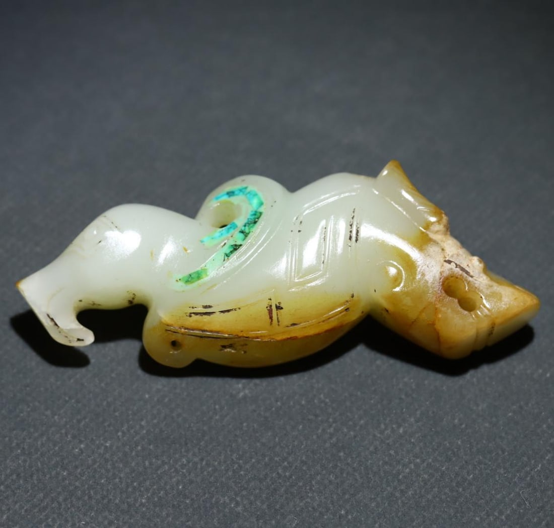 A fine old Hetian jade carved with turquoise and auspicious beasts: Exquisite old Hetian jade inlaid with turquoise auspicious beast carvings Size: H:3.1x8.7x2cm W: 0.0705 kg (The Dimensions Of All Batches Are Manually Measured.If You Need More Detailed Information, P