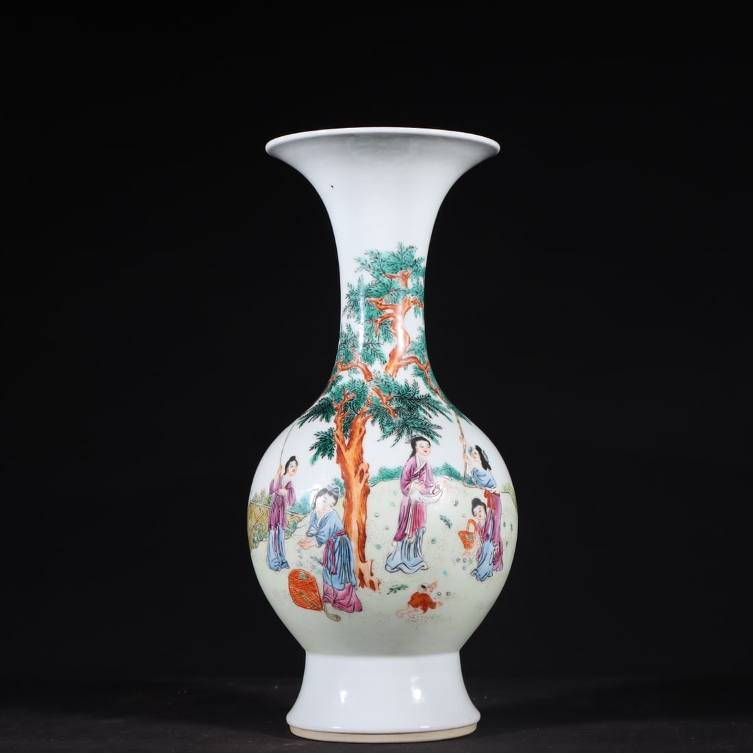A Qing Dynasty Yongzheng famille rose figure vase: Qing Dynasty Yongzheng famille rose figure vase Size: H:23cmx T: 11cm (The Dimensions Of All Batches Are Manually Measured.If You Need More Detailed Information, Please Contact Our Customer Service Be