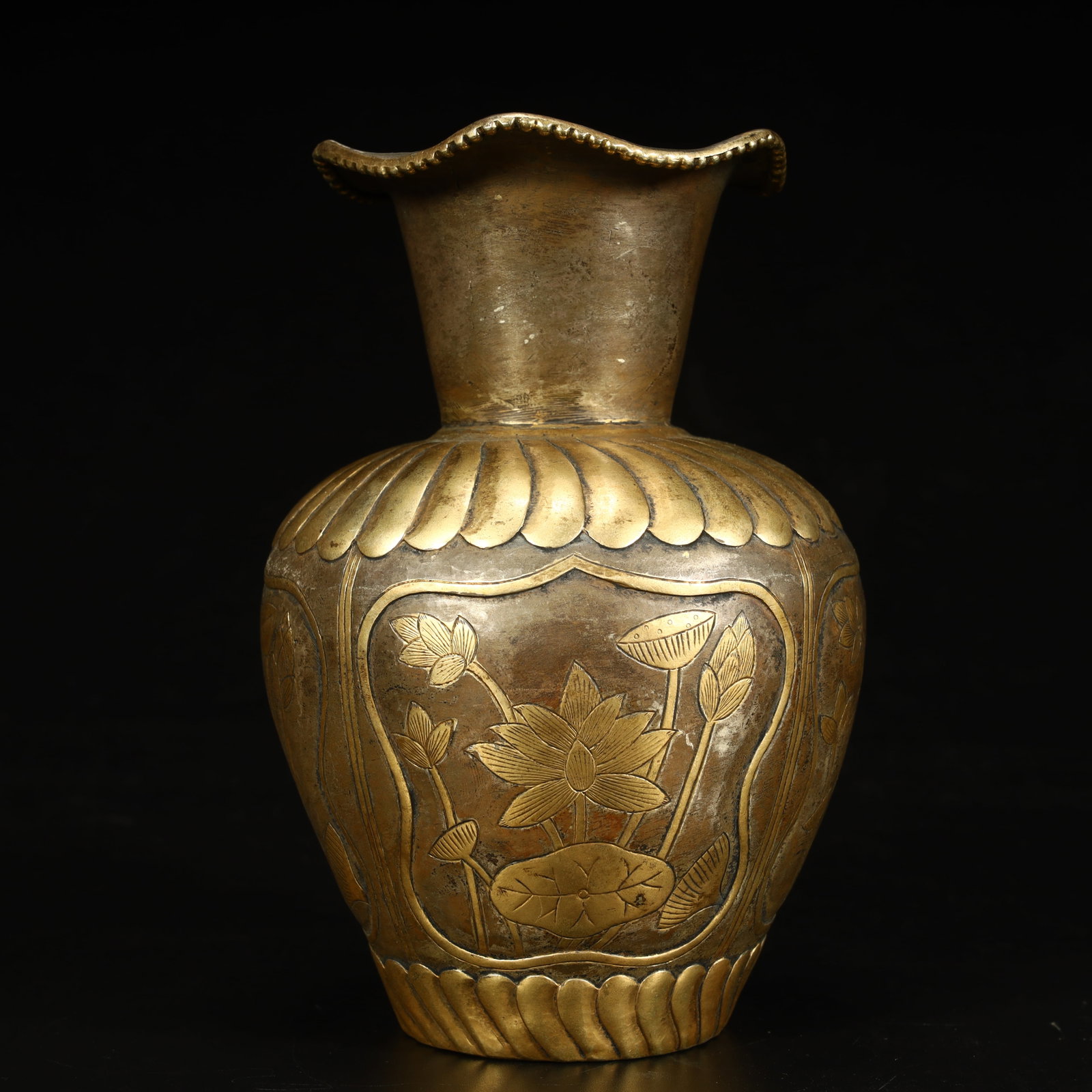 A Qing Dynasty copper gilded lotus-patterned flower-rimmed vase: A Qing Dynasty copper vase with gilded lotus patterns and floral mouth SIZE: H:15cm L: 10cm W:10cm W:338g (The Dimensions Of All Batches Are Manually Measured.If You Need More Detailed Information, Pl