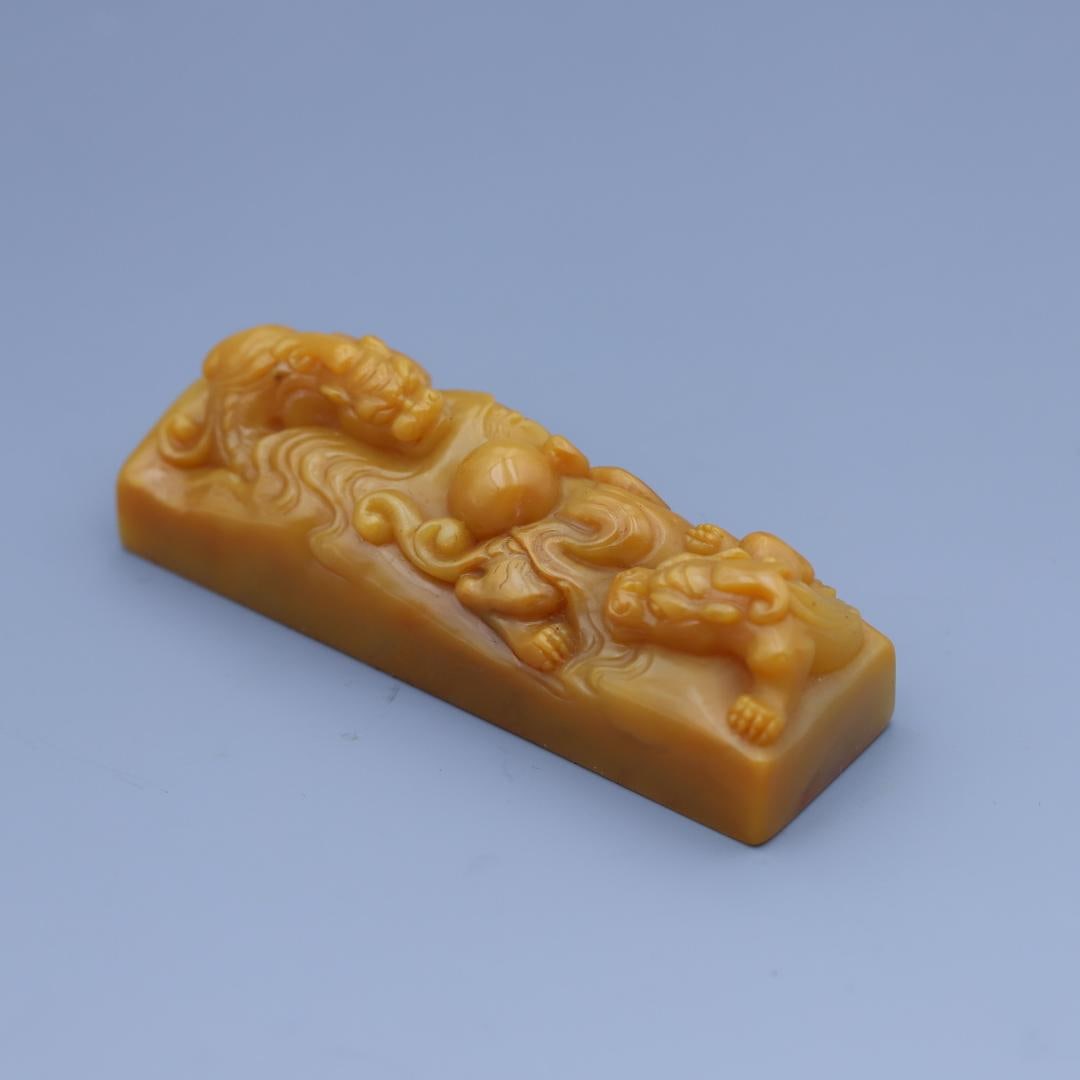 A Qing Dynasty Shen Jinguang seal with a Tianhuang double dragon playing with a pearl knob: Qing Dynasty Shen Jinguang seal with Tianhuang Double Dragons Playing with Pearls on the knob Size: H: 2.5 cm x7.5 cm x2.25 cm W: 0.0669 kg (The Dimensions Of All Batches Are Manually Measured.If You 