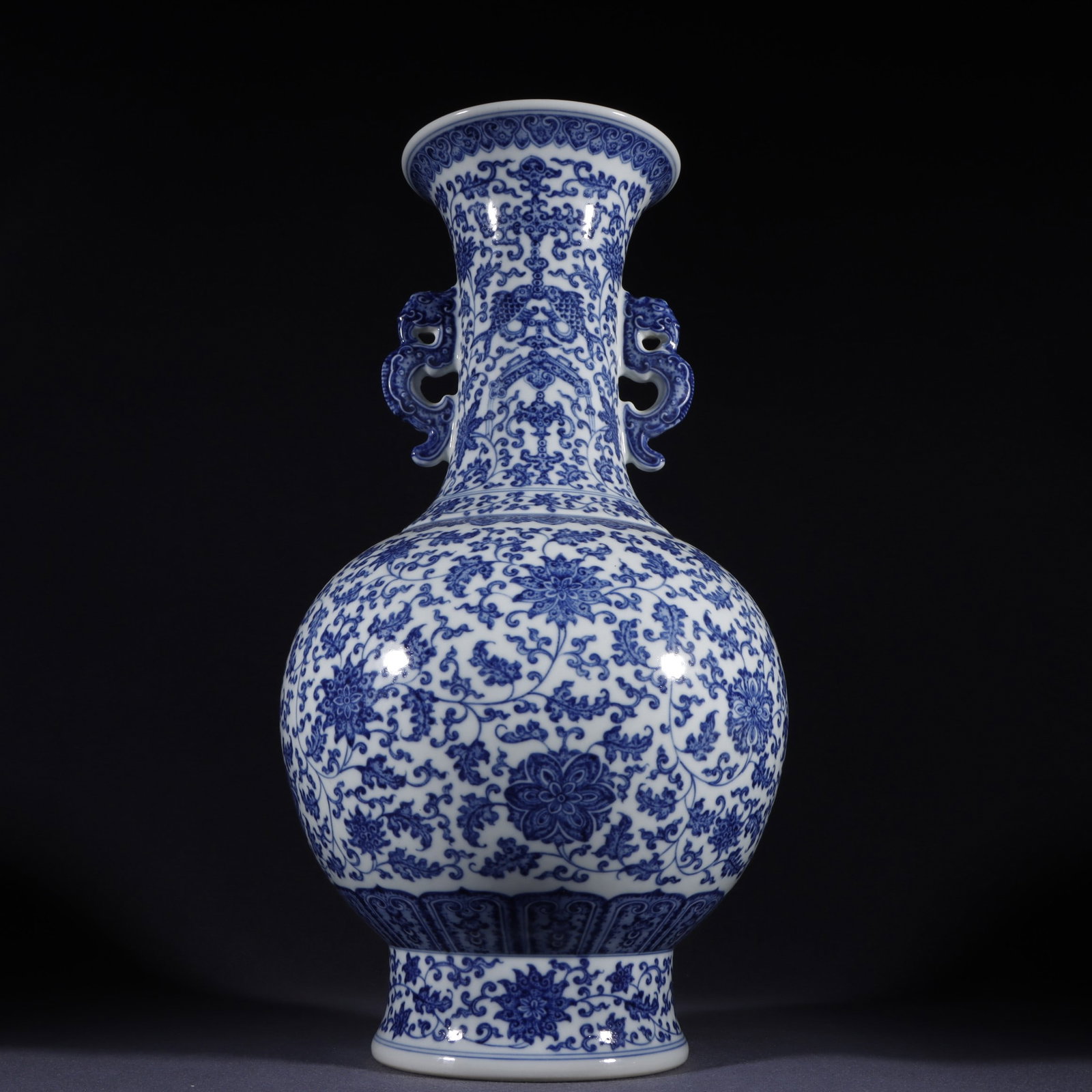 A blue-and-white dragon-handled vase with entwined floral patterns made during the Qianlong period (1 of 9)