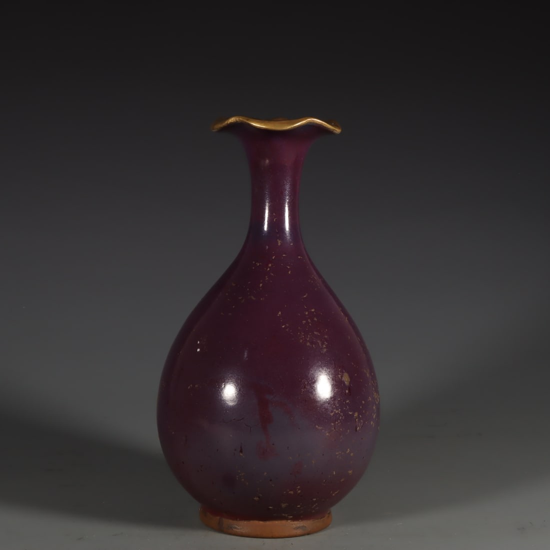 A rose red glazed gold-inlaid floral spout jade Huchun from the Song Dynasty Jun kiln: Song dynasty Jun kiln rose red glaze gold-inlaid floral mouth jade huchun Size:H:26.5cm Belly diameter:15.5cm (The Dimensions Of All Batches Are Manually Measured.If You Need More Detailed
