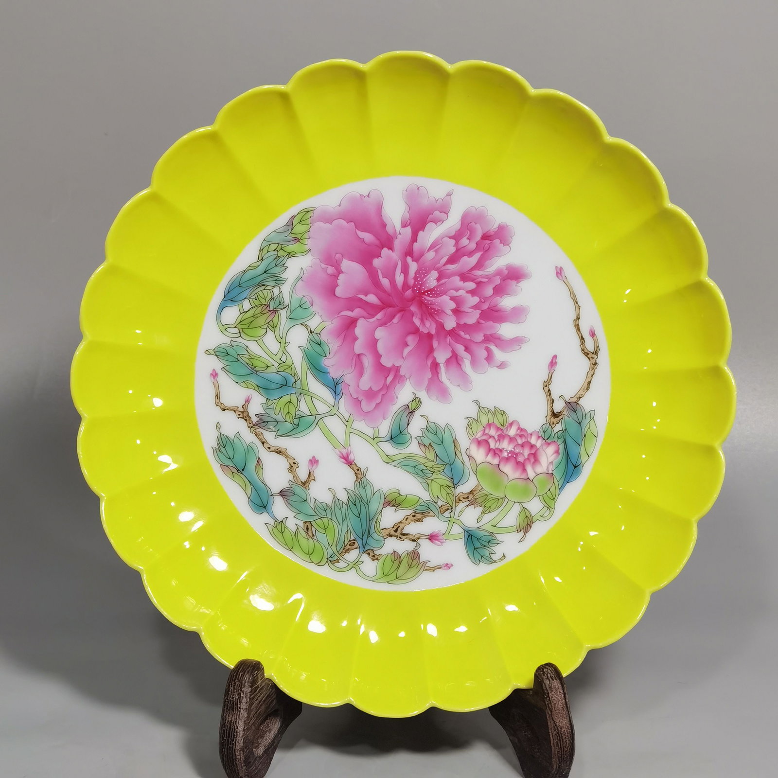 A beautiful pastel peony floral yellow-glazed melon-edged plate: Exquisite famille rose peony floral yellow-glazed melon-ridged plate Size: D: 18 cm x H: 3.6 cm (The Dimensions Of All Batches Are Manually Measured.If You Need More Detailed Information, Please