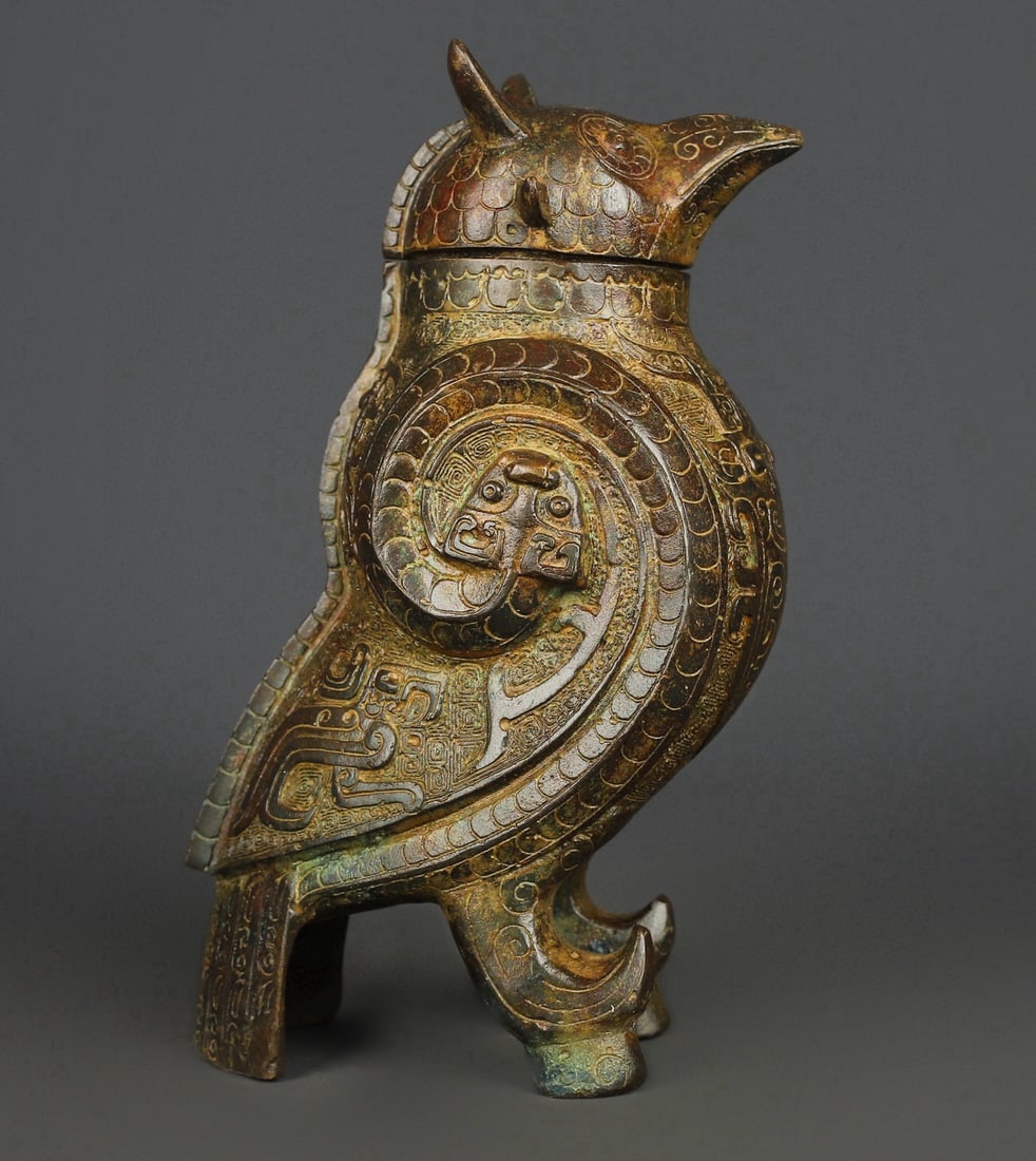 A bronze bird zun from the Western Zhou period: Bronze bird zun from the Western Zhou period Size: L:16cm H: 24 cm W: 1.6 kg (The Dimensions Of All Batches Are Manually Measured.If You Need More Detailed Information, Please Contact Our Customer Ser