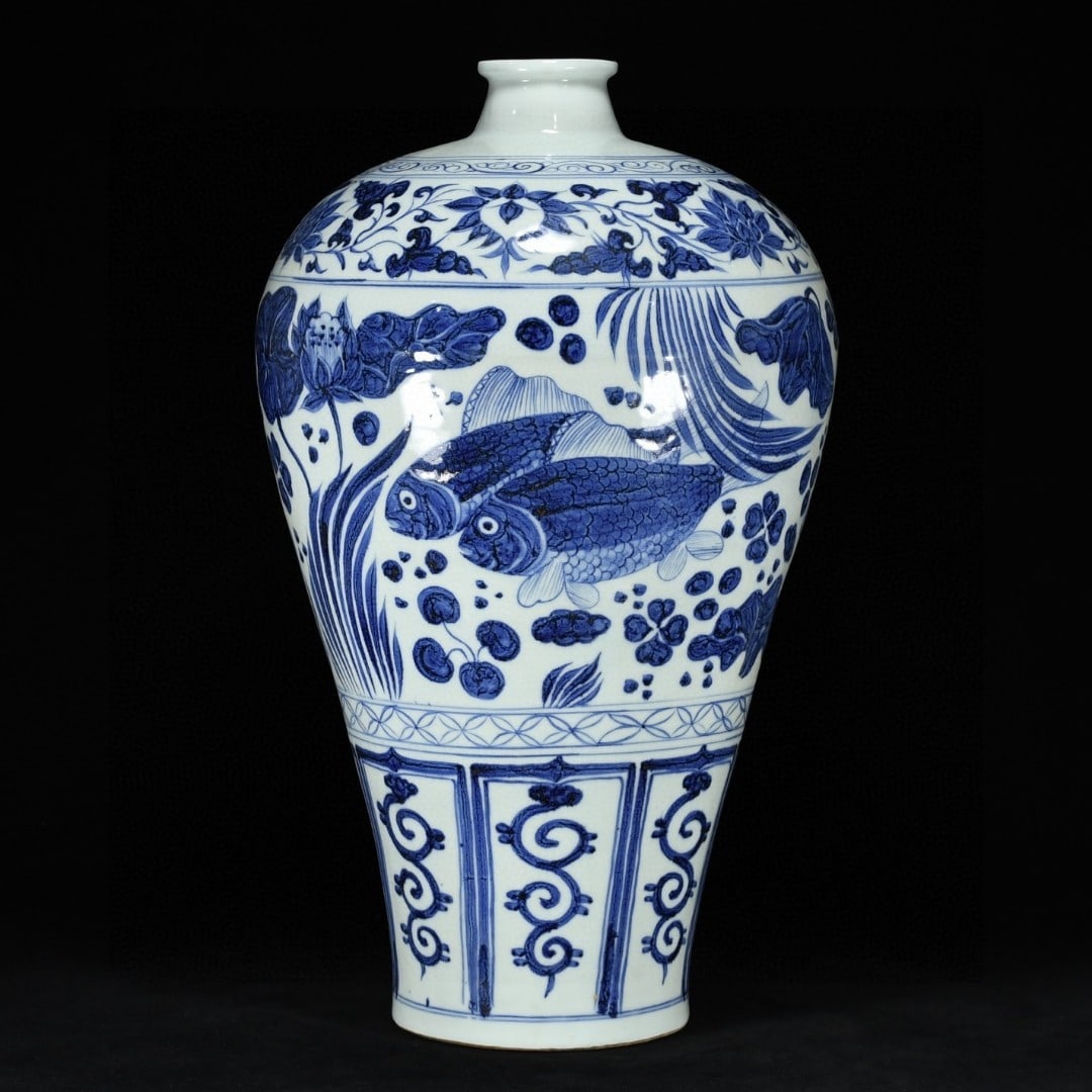 A Yuan dynasty blue-and-white plum vase with fish and algae patterns (1 of 9)