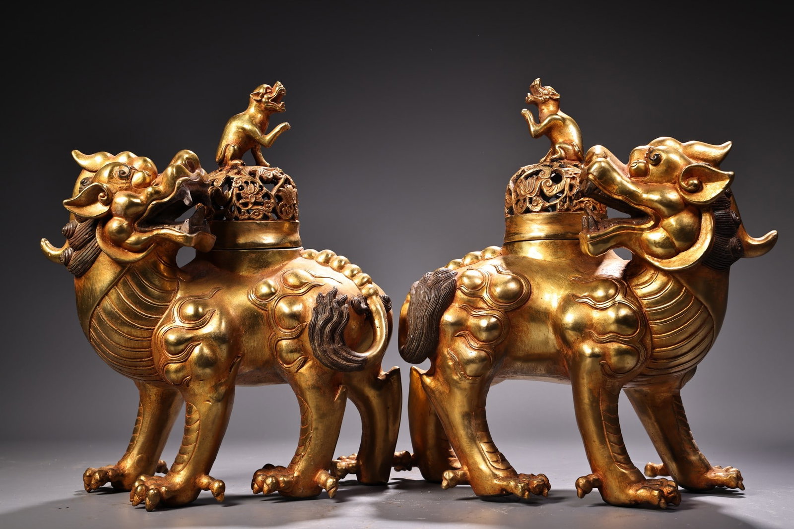 A pair of exquisite high-relief engraved gilt unicorn incense burners: Exquisite high-relief engraving craftsmanship gilt unicorn incense burner Size: H: 30cm W:25 cm W: 3.2 kg (The Dimensions Of All Batches Are Manually Measured.If You Need More Detailed Information, Pl