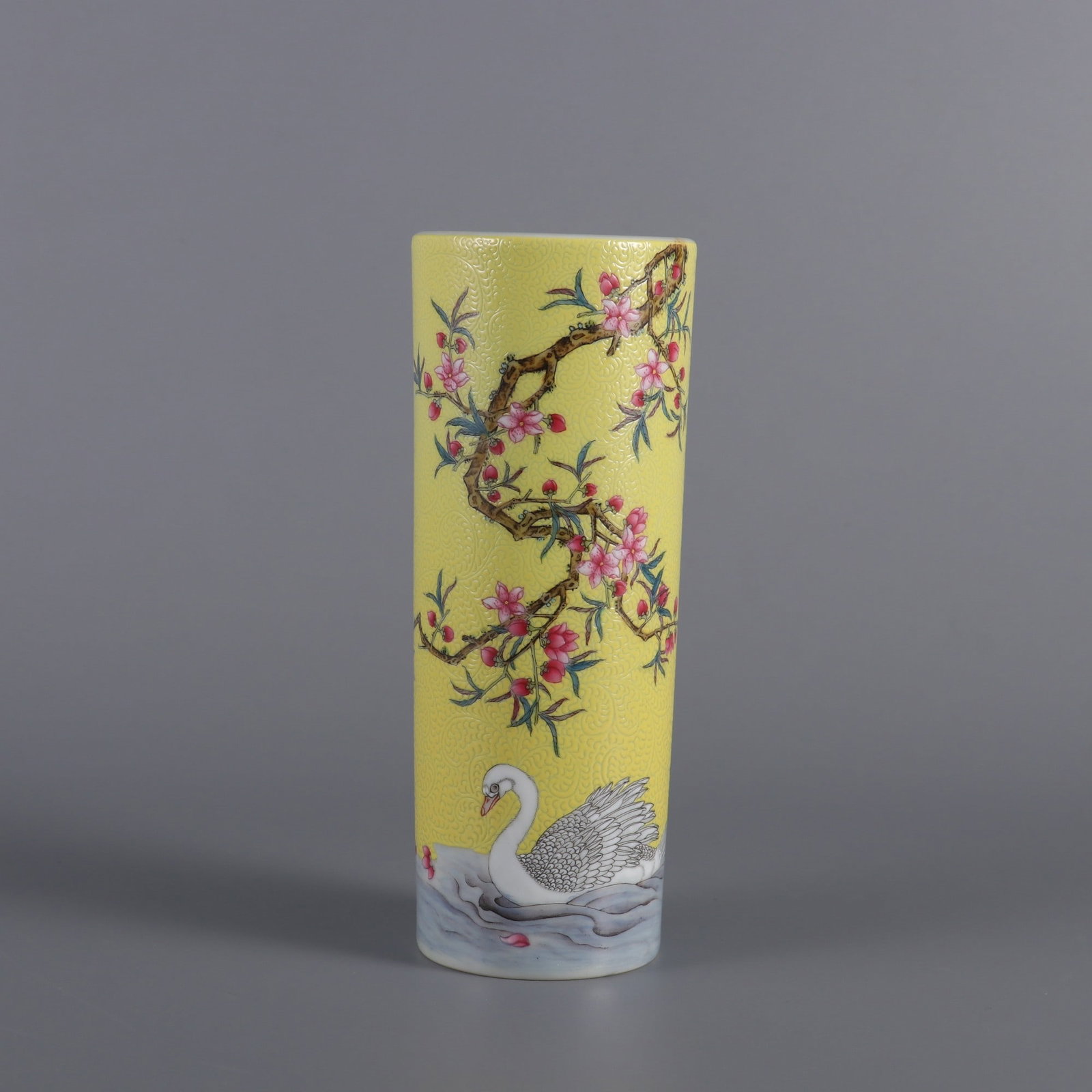 A brush holder made during the Yongzheng period of the Qing Dynasty, featuring yellow ground floral: A yellow ground enamel brush holder with colorful floral and bird motifs made during the Yongzheng period of the Qing Dynasty Size: H: 15.5cmCalibre: 6cm (The Dimensions Of All Batches Are Manually Me