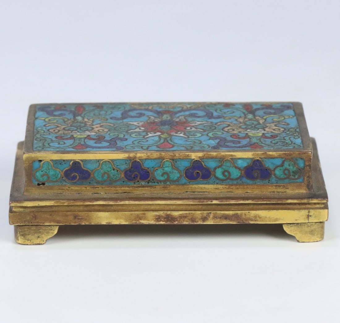 A base made during the Qianlong period of the Qing Dynasty with cloisonne floral patterns (1 of 9)
