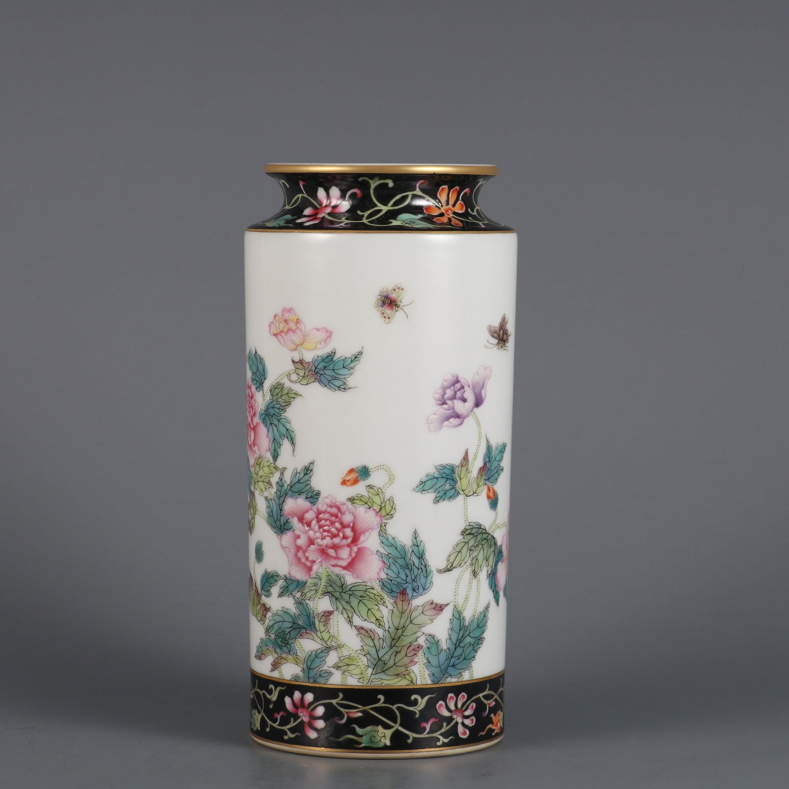 A Qing Dynasty Yongzheng period enamel poppie inscribed with poetry on a tube vase: A tube vase made during the Yongzheng period of the Qing Dynasty, decorated with enamel poppies inscribed with poems Size: H: 18cmCalibre: 7.2cmBelly diameter: 8.5cm (The Dimensions Of All Batches Are