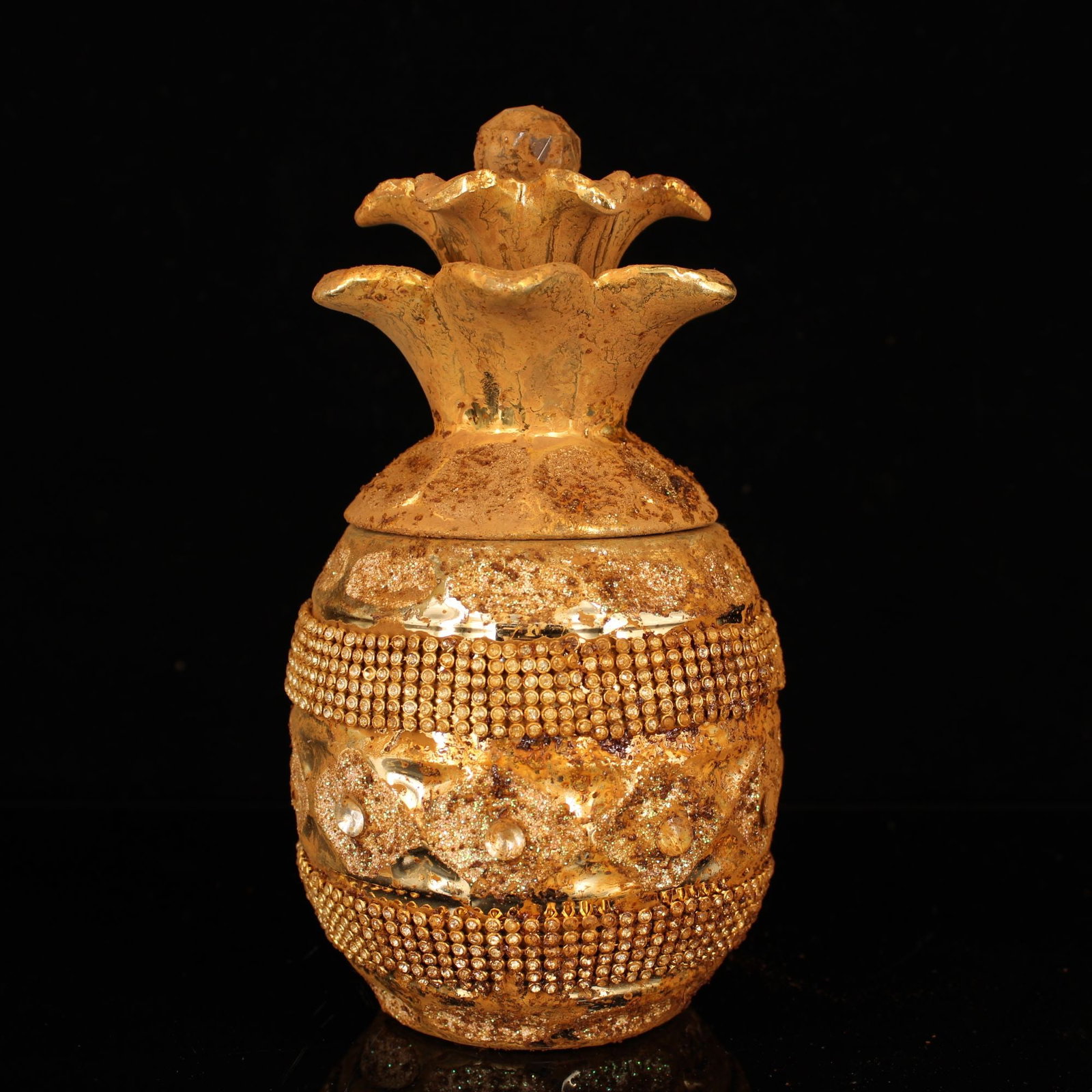 A Tang Dynasty porcelain vase gilded with gemstones: A Tang Dynasty porcelain vase inlaid with gilt gemstones Size: H: 19cm W:11 cm W: 0.607 kg (The Dimensions Of All Batches Are Manually Measured.If You Need More Detailed Information, Please Contact Ou