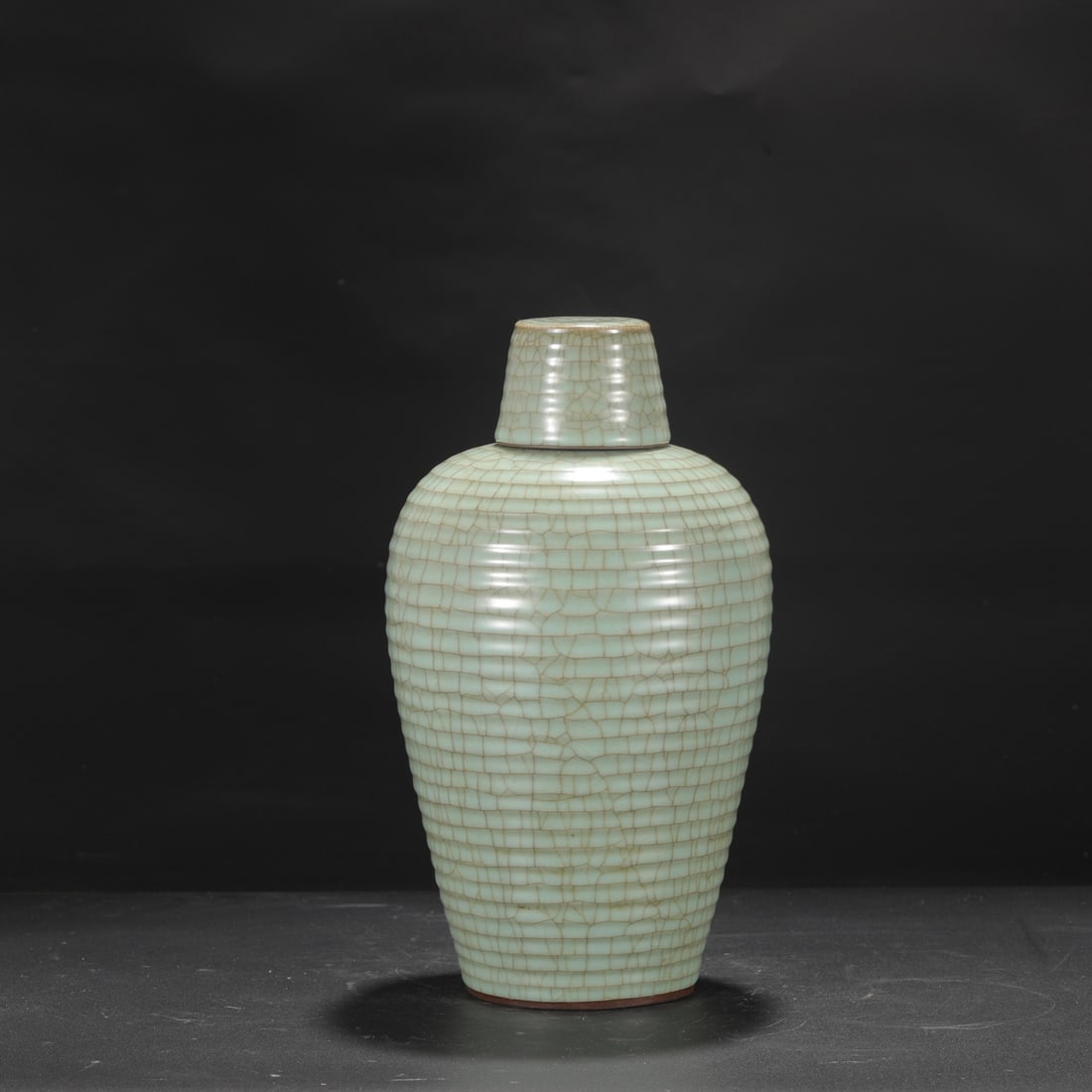 A large Meiping vase with celadon string patterns and a lid from the Song Dynasty official kiln (1 of 8)