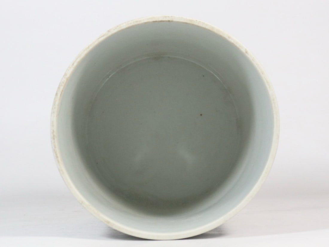 A brush pot from the Ming Dynasty Chongzhen period with a blue-and-white painting of 'The Story of: A brush pot from the Ming Dynasty Chongzhen period with a blue-and-white painting of 'Records of the Southern Branch: The Story of the Bandits.' Size: H:21 cm Calibre: 21 cm (The Dimensions Of All Bat