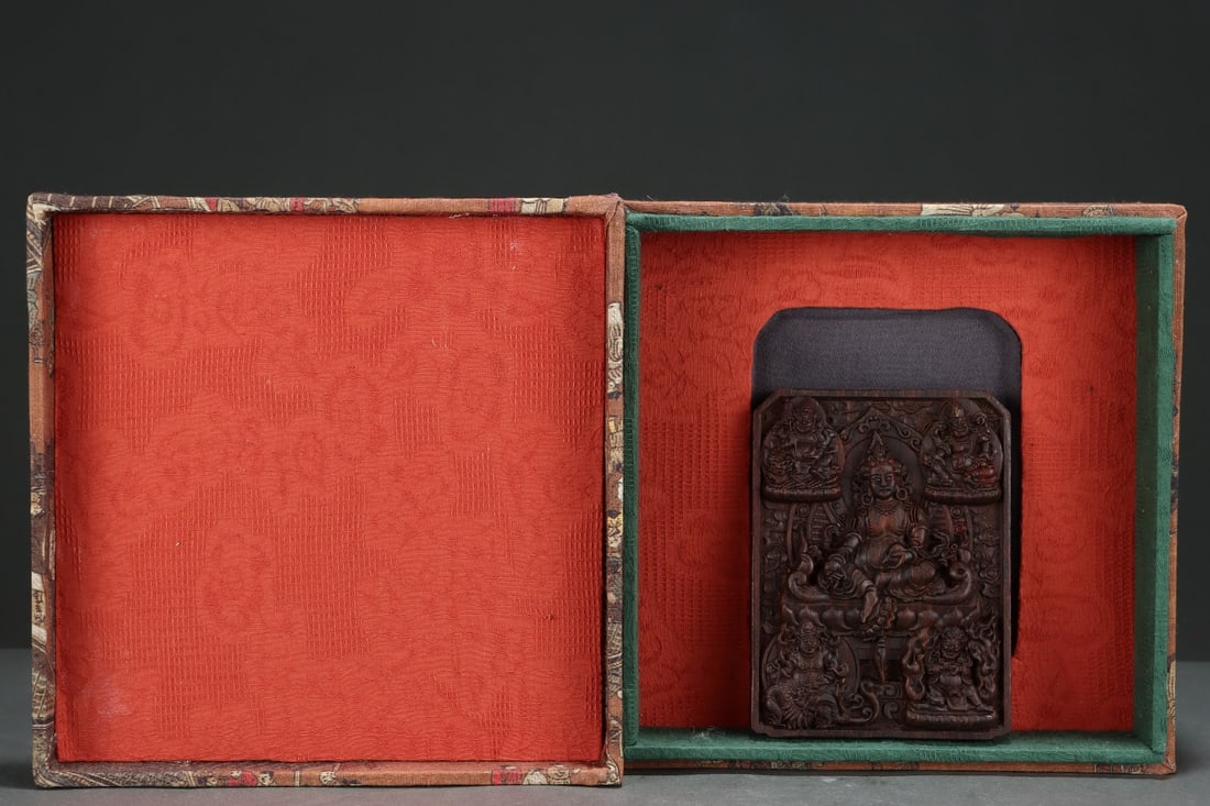A delicate round plate of agarwood Five Blessings and Longevity Blessings: A beautiful round plate of agarwood with five blessings and longevity welcoming Size: L: 11.3 cm W: 2.2 cm H:15.1 cm (The Dimensions Of All Batches Are Manually Measured.If You Need More Detailed Info