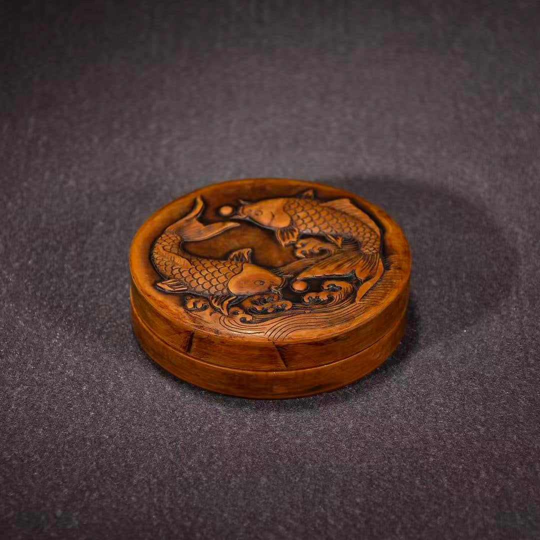A beautiful Songhua three-body Pisces stone box with inkstone: Exquisite Songhua Three-Body Double Pisces Stone Box and Inkstone Size:9.7x9.7x3cm W: 0.572 kg (The Dimensions Of All Batches Are Manually Measured.If You Need More Detailed Information, Please Contac