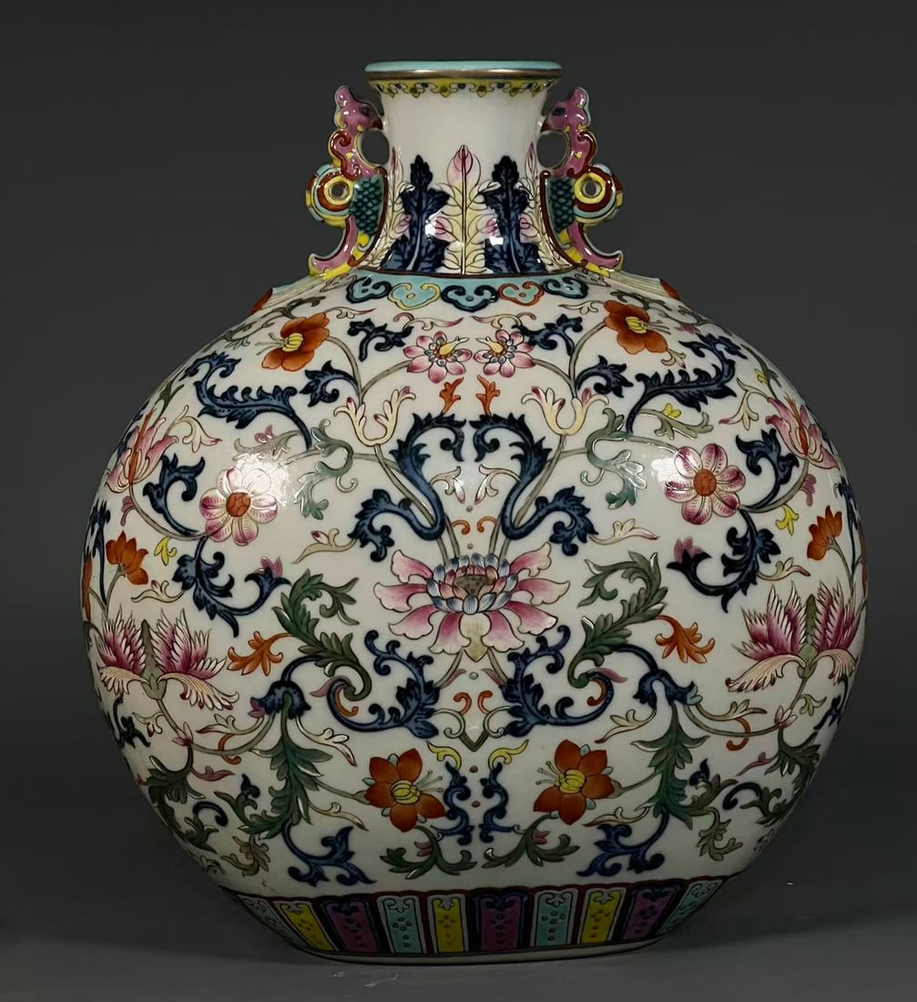 A blue-and-white glazed red dragon pattern celestial vase made during the Qianlong period of the: A blue-and-white glazed red dragon pattern celestial vase made during the Qianlong period of the Qing Dynasty Size: H: 30.3cmCalibre: 6.8cmBottom 12.8 cm (The Dimensions Of All Batches Are Manually Me
