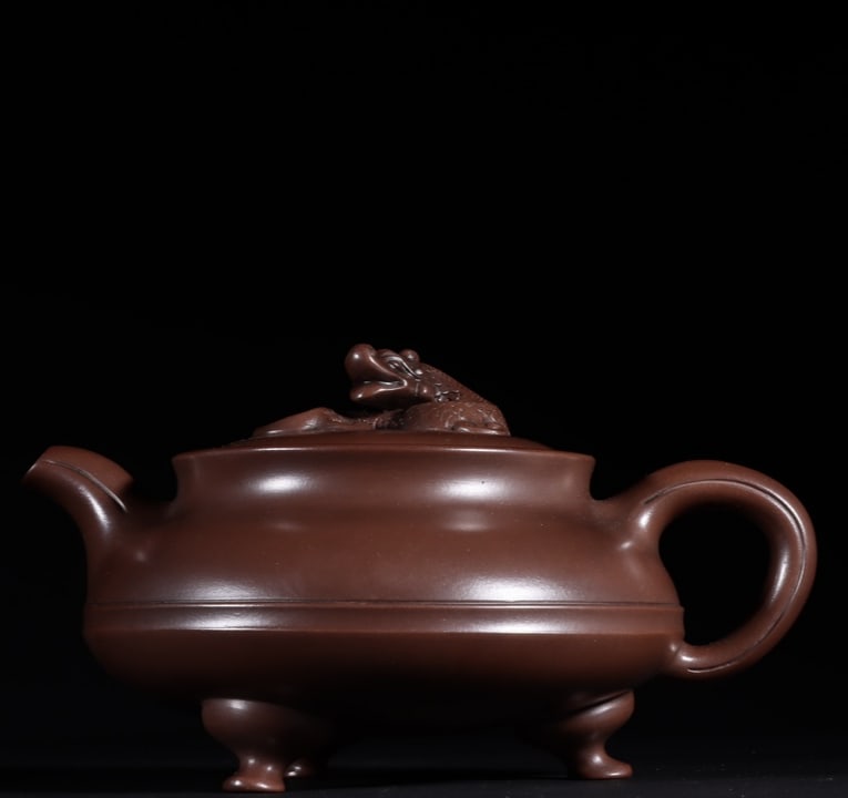 A delicate three-legged waistline dragon-knob Yixing teapot: A finely crafted three-legged waistline dragon-knob Yixing teapot Size: H:10x18cm (The Dimensions Of All Batches Are Manually Measured.If You Need More Detailed Information, Please Contact Our Custome