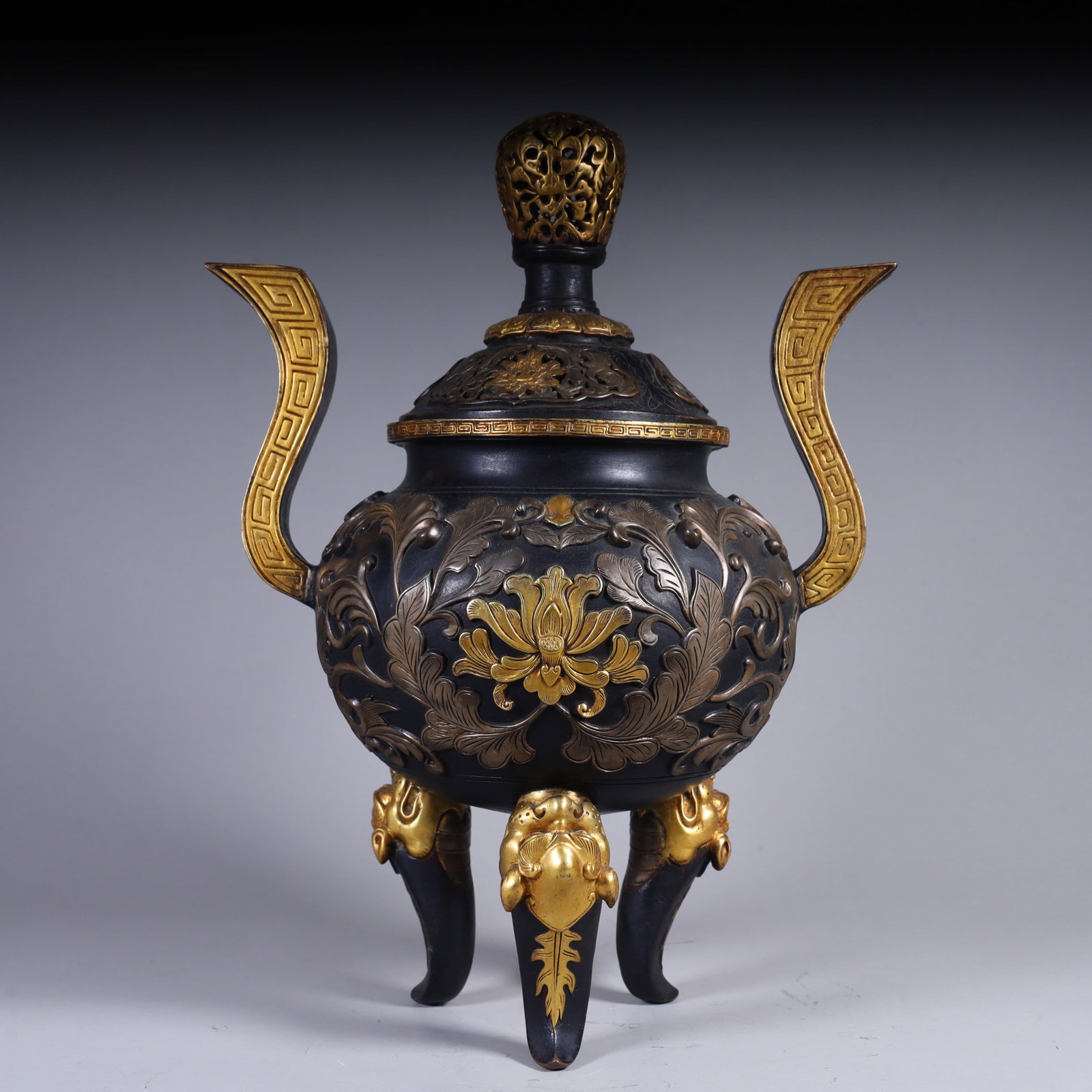 A Qing Dynasty incense burner with three elephant feet and a crown-eared incense burner: Three elephant feet in the Qing dynasty with crown-ear incense burners SIZE: H:32cm L: 25cm W:17cm W:3.1kg (The Dimensions Of All Batches Are Manually Measured.If You Need More Detailed Information, P