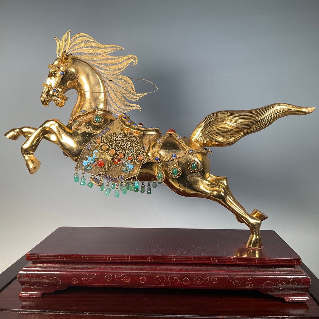 A beautiful gilded copper filigree inlaid with a fine horse ornament: Exquisite gilt copper filigree inlaid with horse ornaments Size: wholeH: 31cm W:42 cm (The Dimensions Of All Batches Are Manually Measured.If You Need More Detailed Information, Please Contact Our Cus