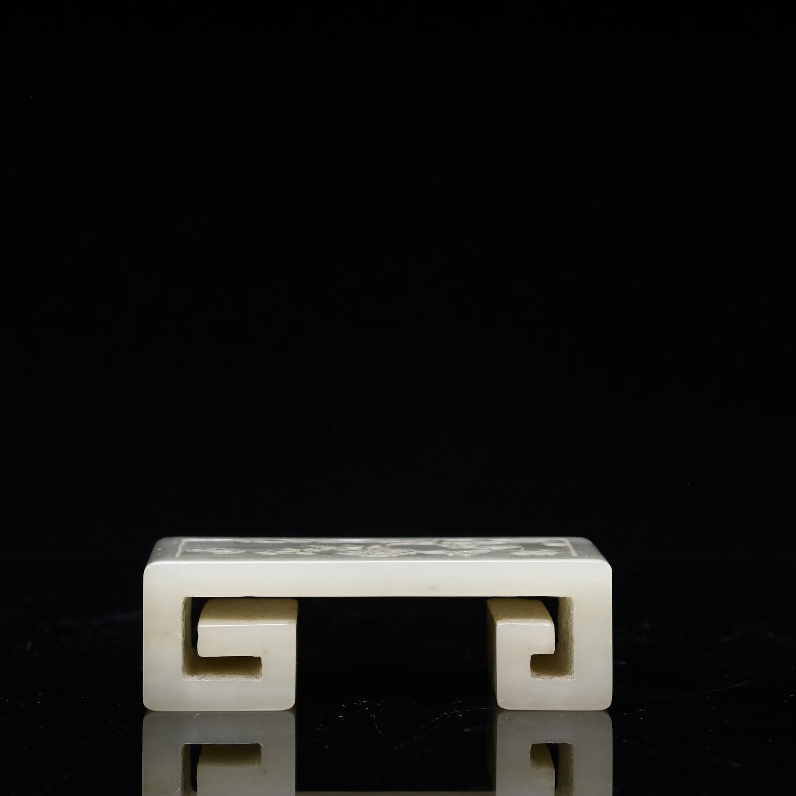 A beautiful Hetian jade ink bed: Exquisite Hetian jade ink bed SIZE: L: :8cm W::3.5cm H::2cm W::127G (The Dimensions Of All Batches Are Manually Measured.If You Need More Detailed Information, Please Contact Our Customer Service Befo