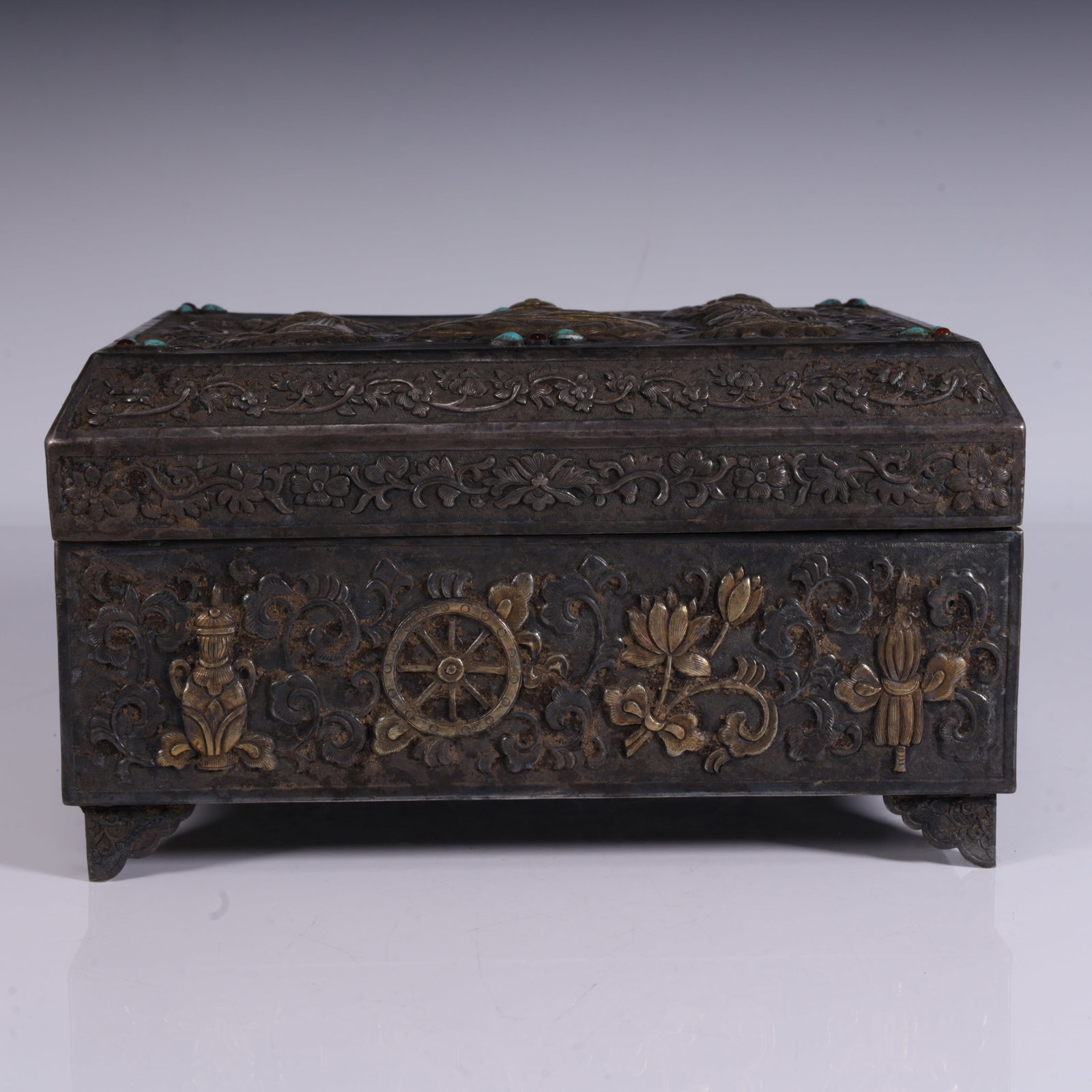 A silver gilt inlaid sutra box from the Tang Dynasty: Tang Dynasty silver-gilt inlaid treasure sutra box SIZE: W:13.6cm W:2423g (The Dimensions Of All Batches Are Manually Measured.If You Need More Detailed Information, Please Contact Our Customer Servic