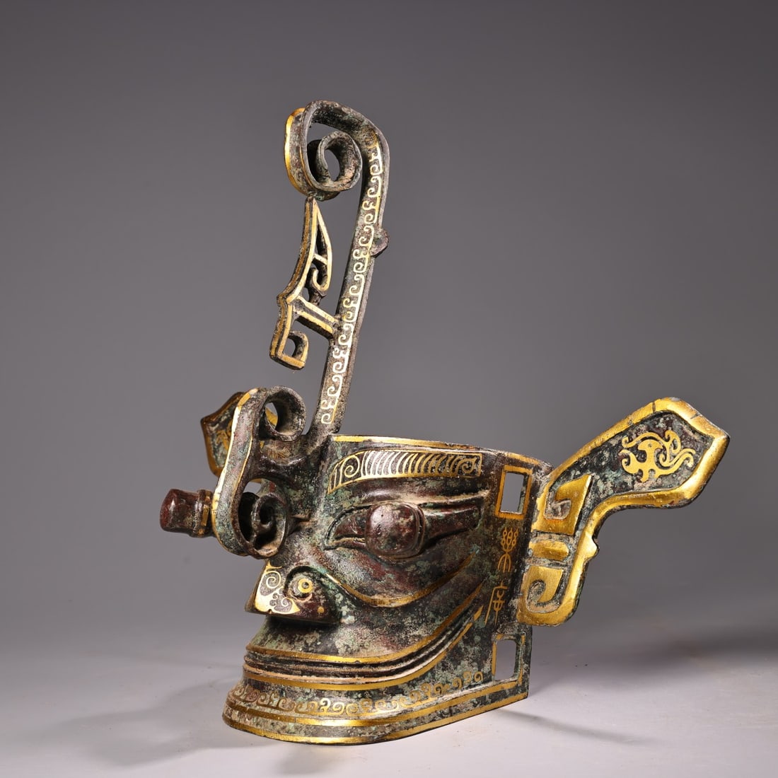A Qing Dynasty bronze mask with a gold-twisted human head: A bronze mask with a gold-twisted human head from the Qing Dynasty Size: H: 27cm W:30 cm W: 1 kg (The Dimensions Of All Batches Are Manually Measured.If You Need More Detailed Information, Please Cont